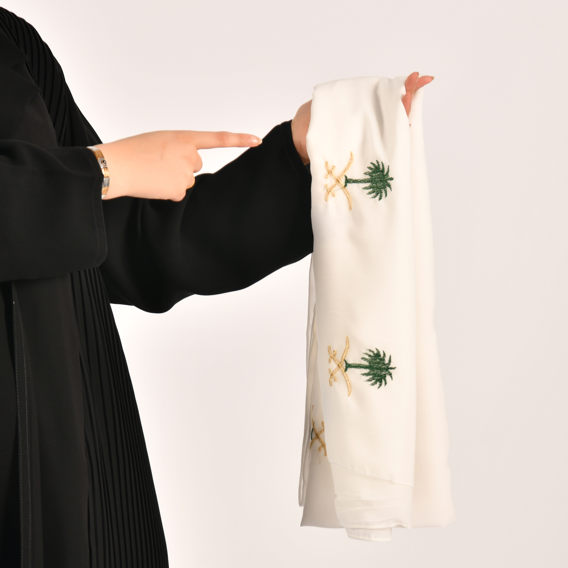  طرحة حرير بيضاء مع تطريز شعار السعودية السيفين و النخلة 