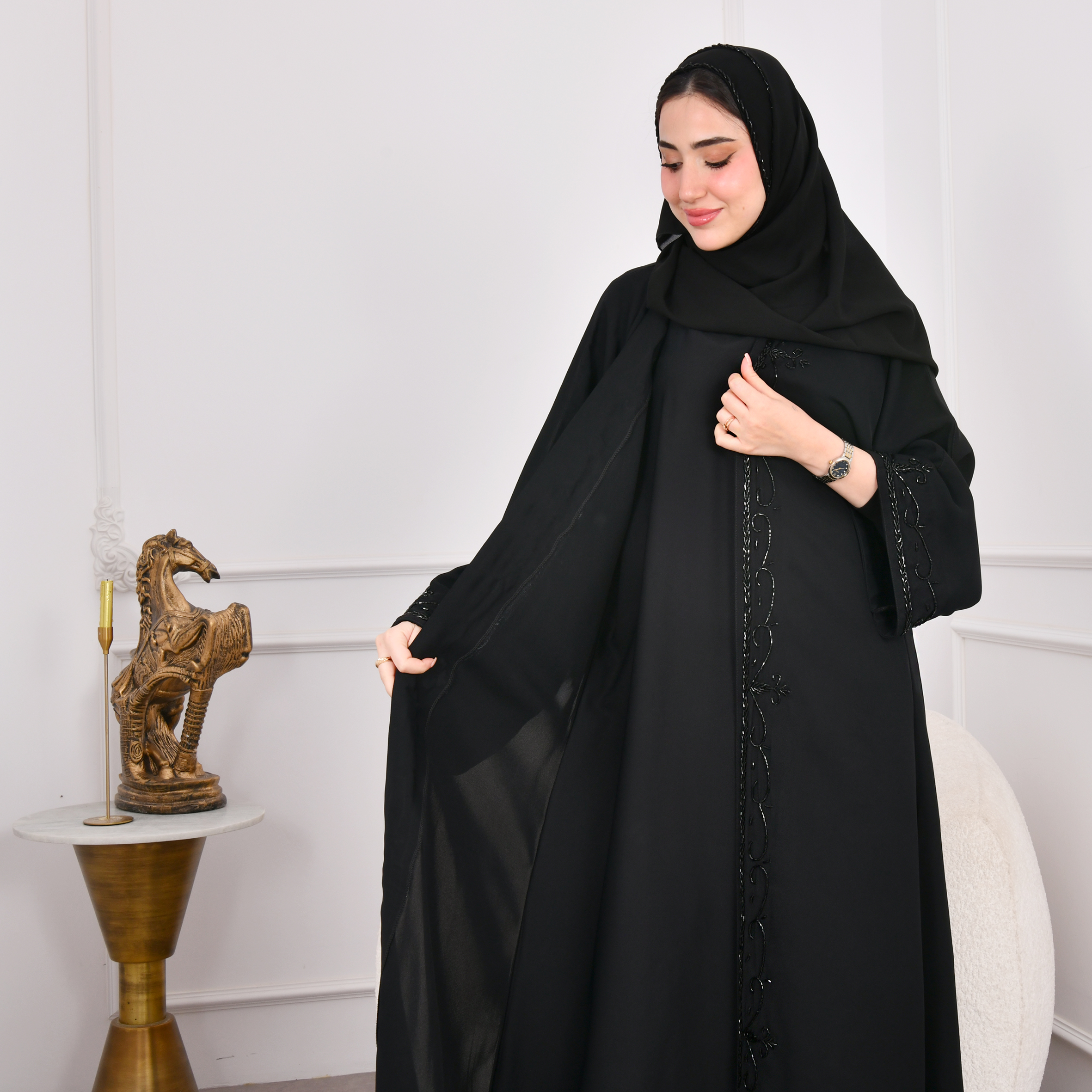  عباية سوداء بكم واسع وفستان متصل مزينة بشك اسود بارز 