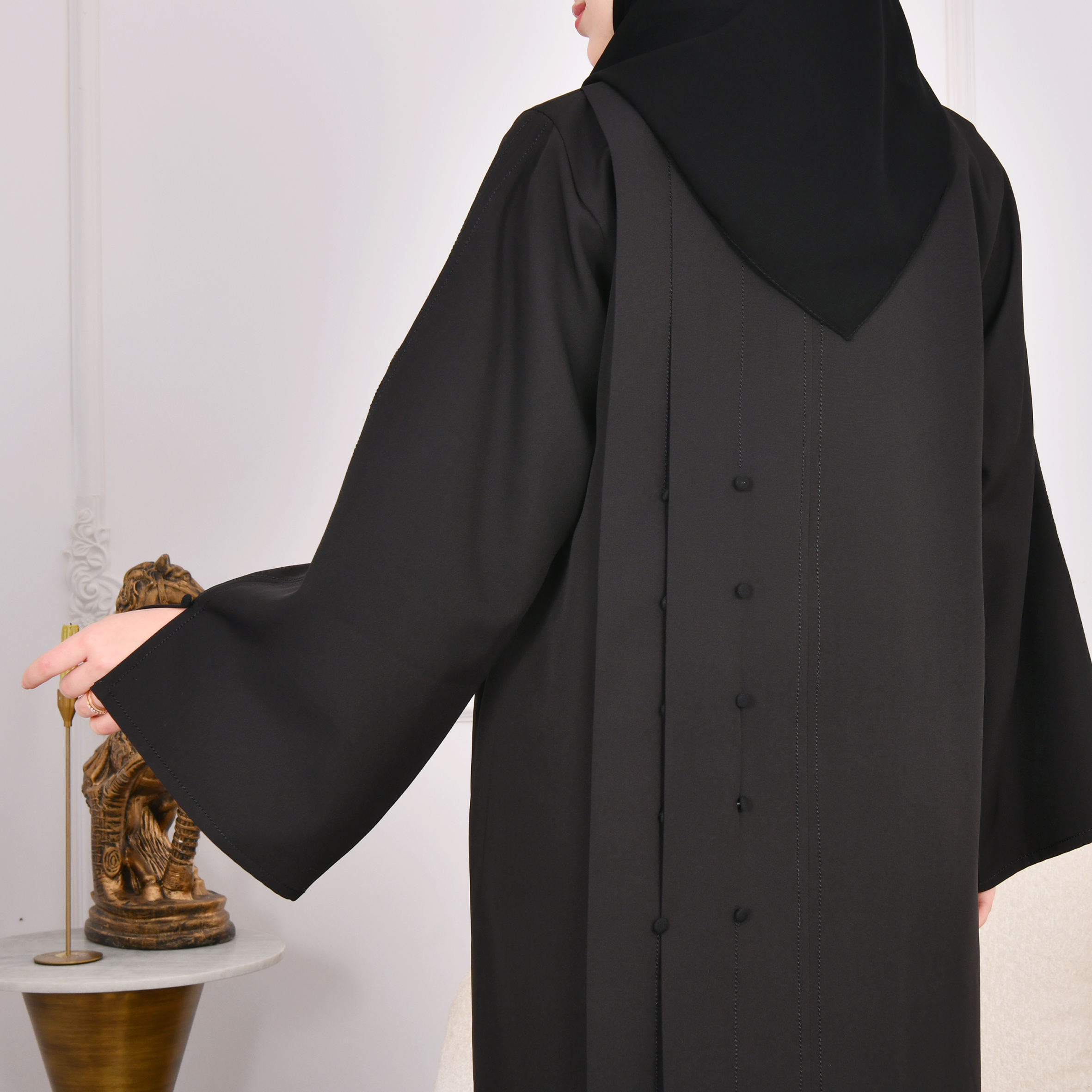  عباية سوداء تصميم اماراتي  ربع كلوش بكسرات طولية مزينة بأزرار جانب واحد  