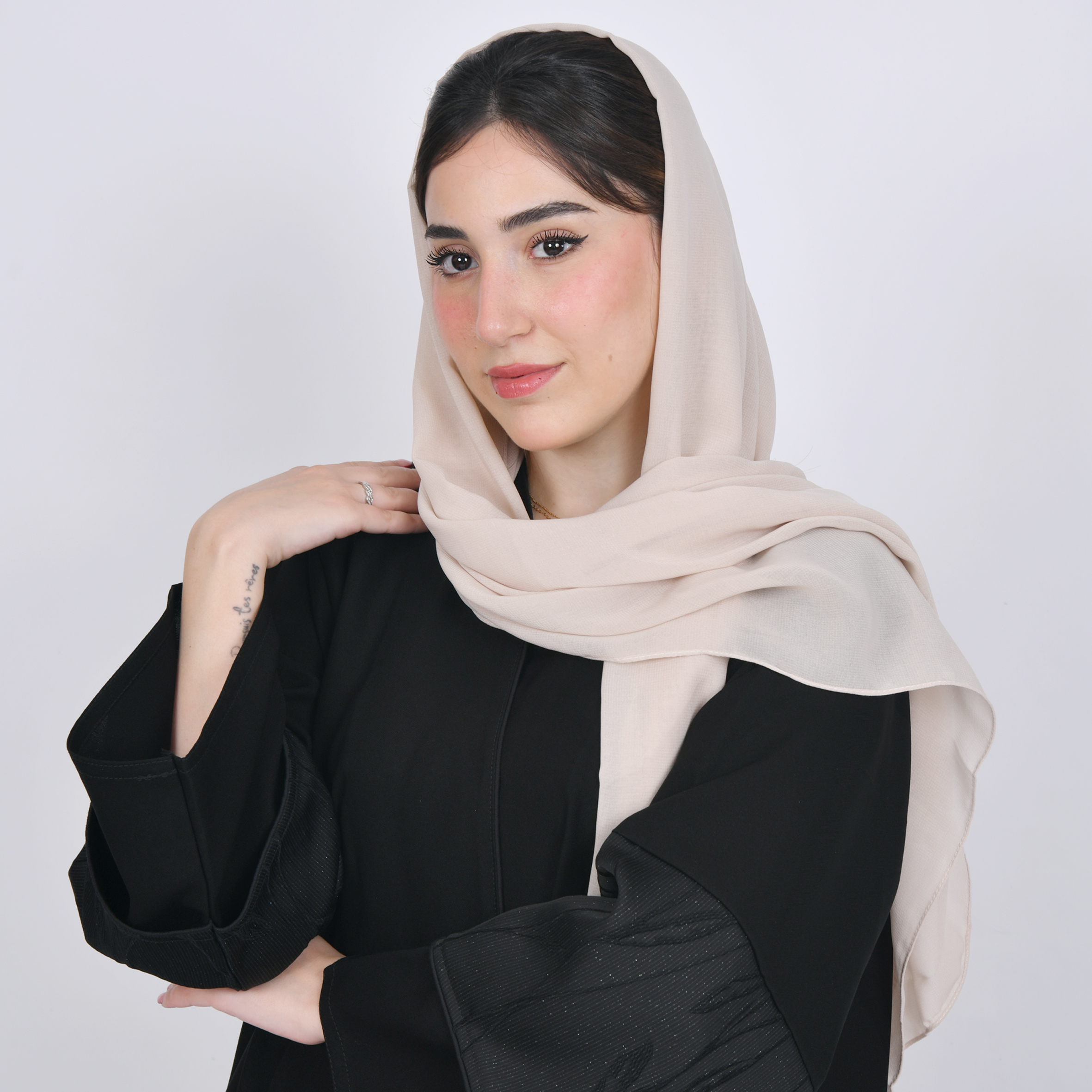  طرحه حرير بلون  كريمي  
