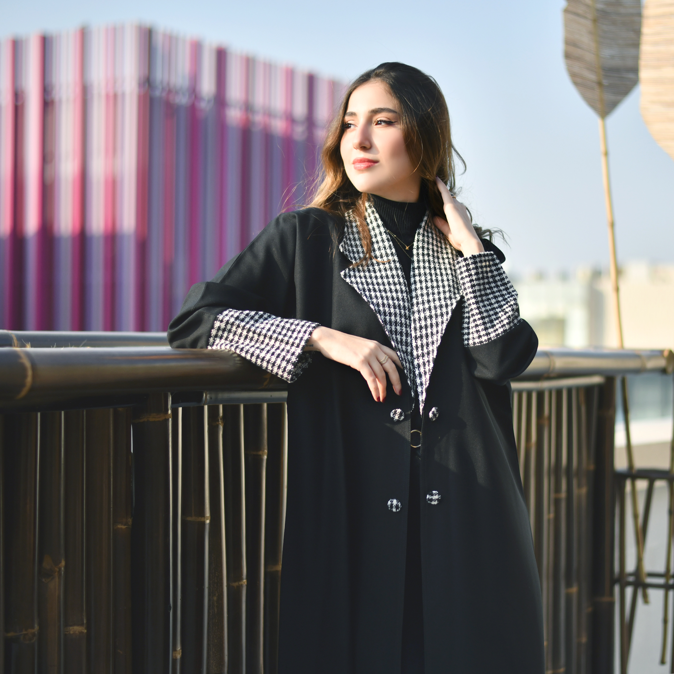 عباية لف سوداء بياقة رسمية  واكمام ضيقة كاروهات اسود و ابيض