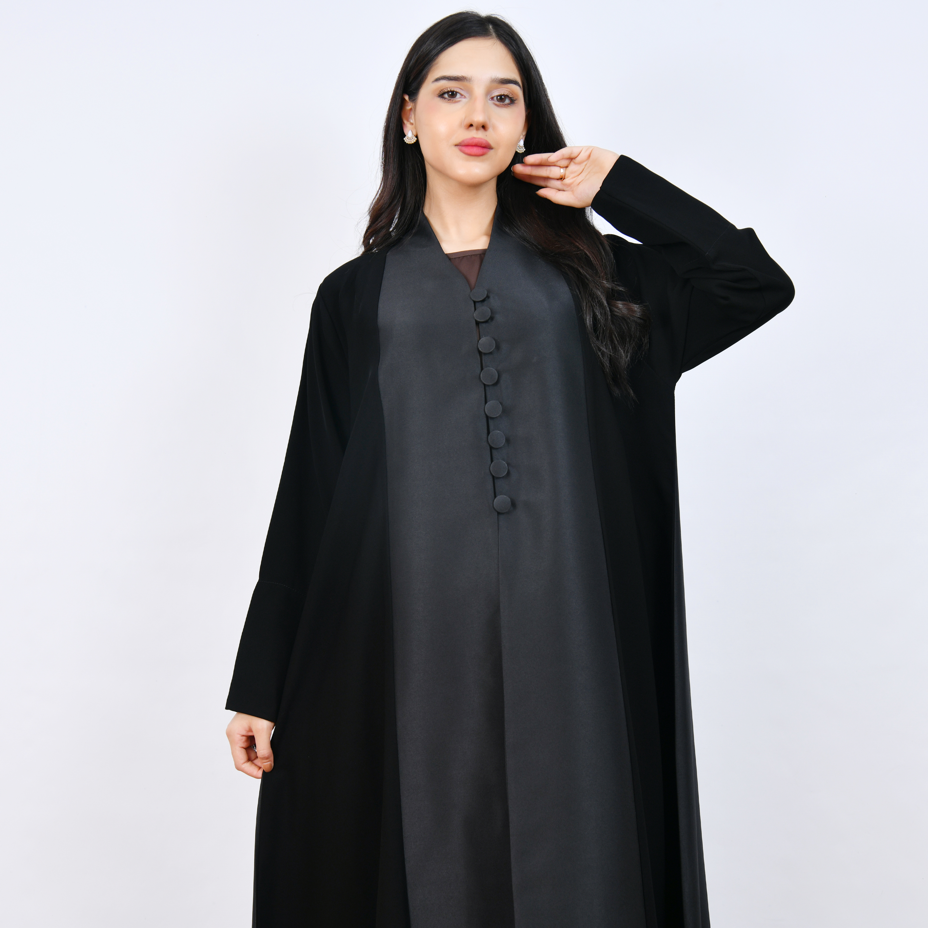  عباية سوداء أنيقة بتصميم كلاسيكي مع أزرار أمامية تتميز بقَصّة نص كلوش 