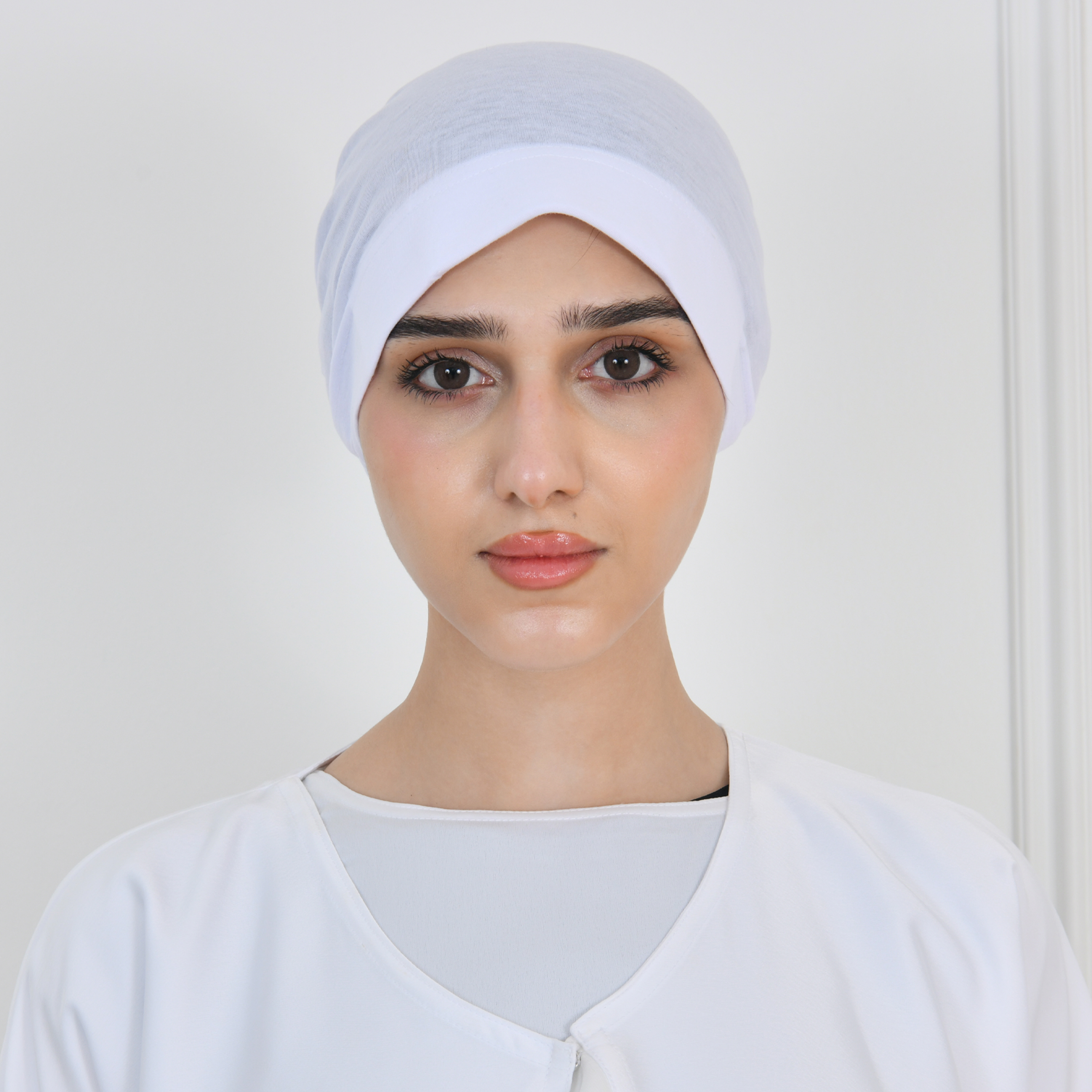  قبعة بيضاء مع مطاط خلفي  