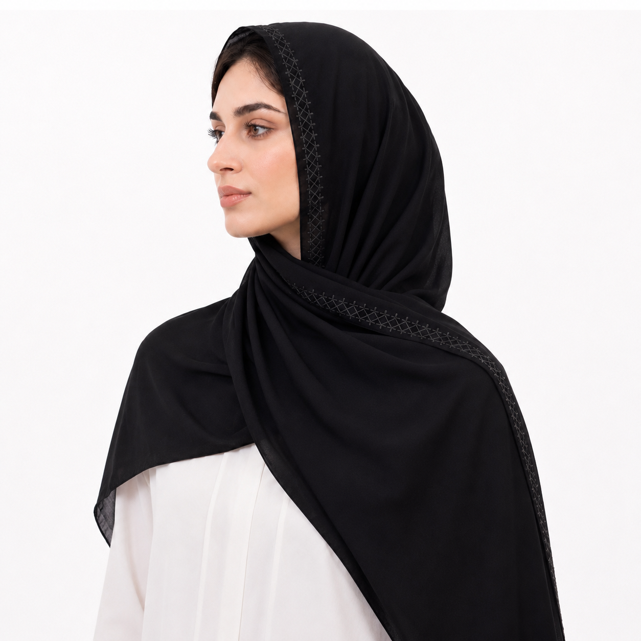  طرحة باللون الاسود مزينة بتطريز انيق 