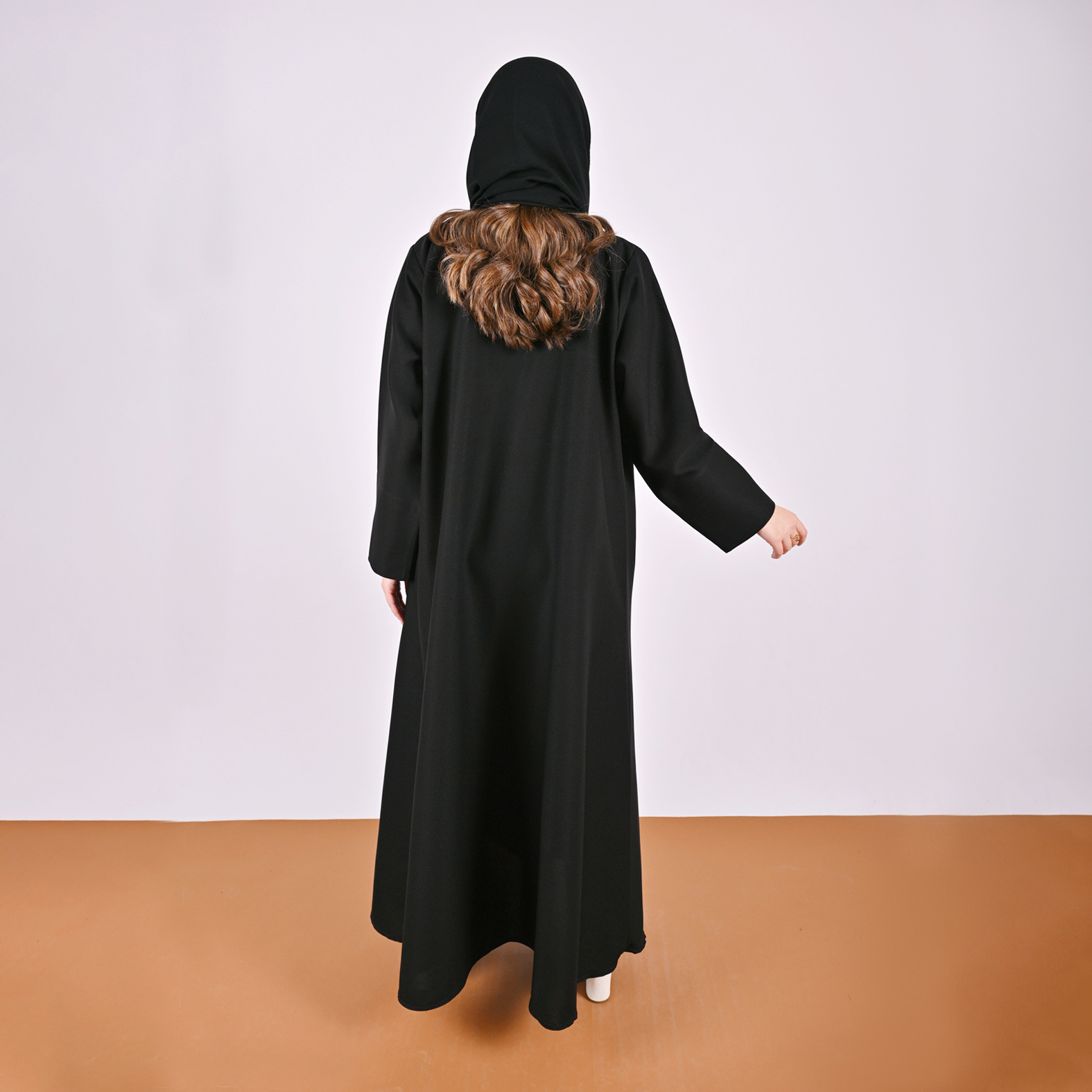  عباية روزا سوداء مزينة بشك وتطريز راقي 
