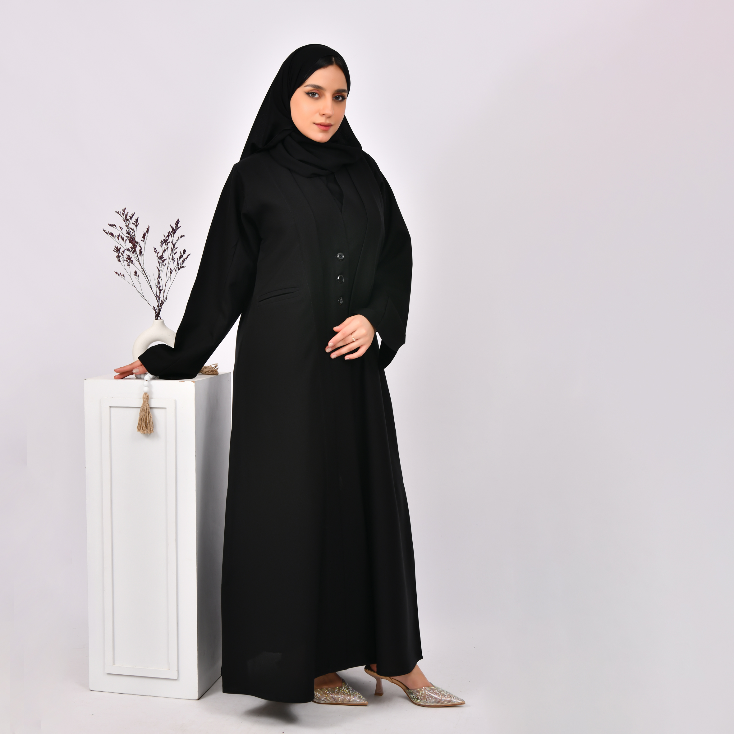  عباية سوداء تصميم بليزر بكتفايات مغلقة بأزرار وجيوب جانبية  
