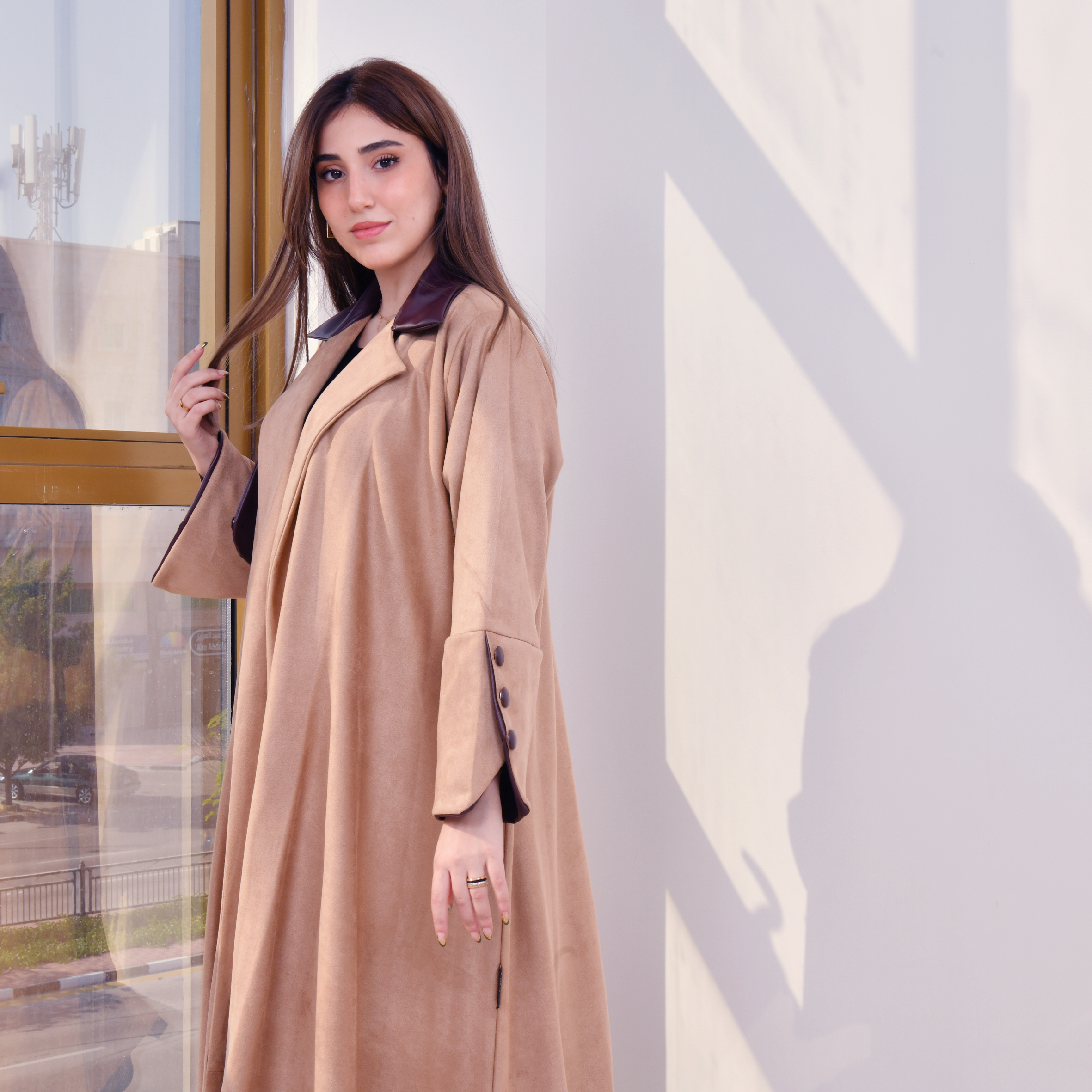  عباية لف شتوية من المخمل البيج مع تداخل الجلد العنابي الداكن و اكمام واسعه مزينة  بأزرا 