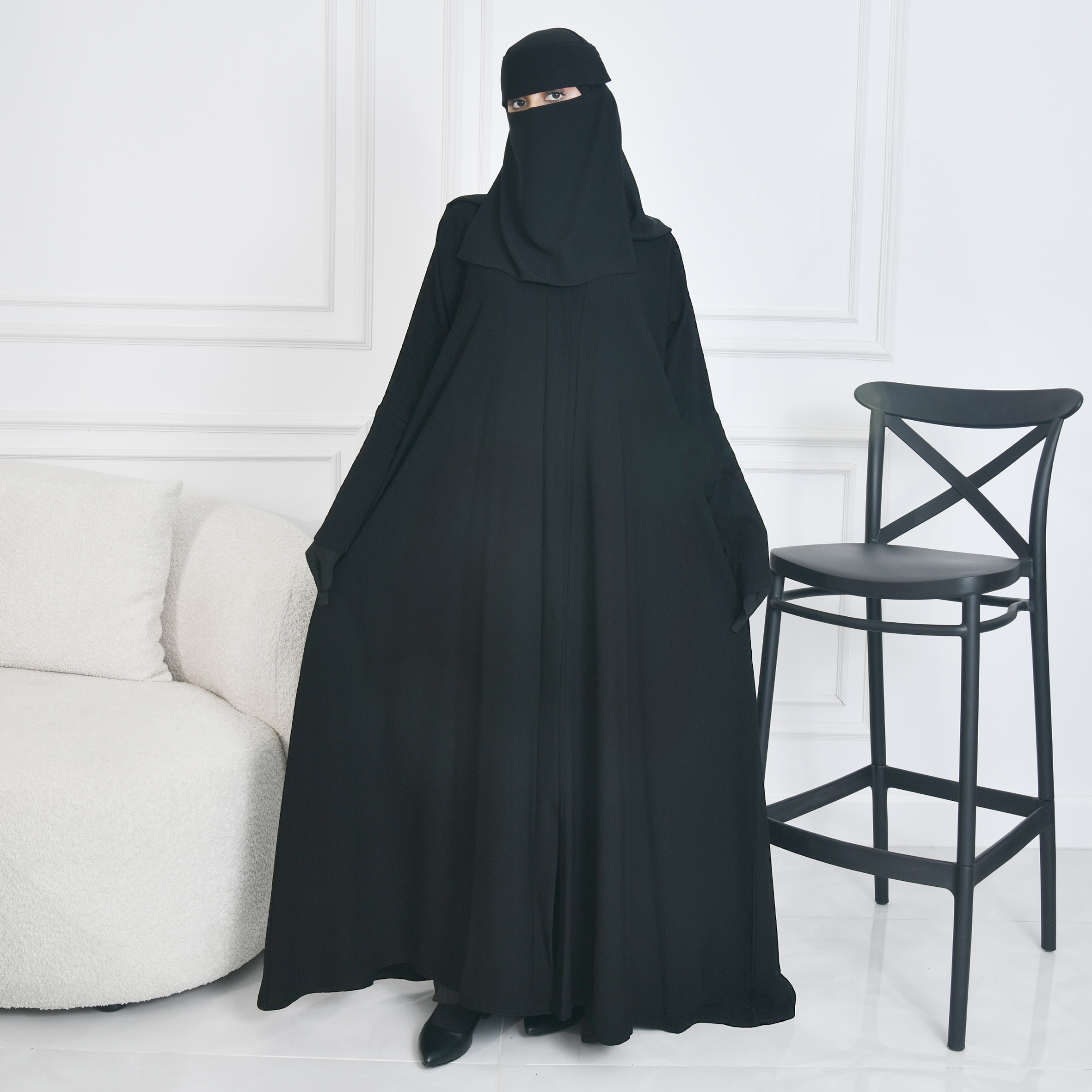  عباية كتف سوداء سادة بكم واسع وكسرات مزينة بأزرار 