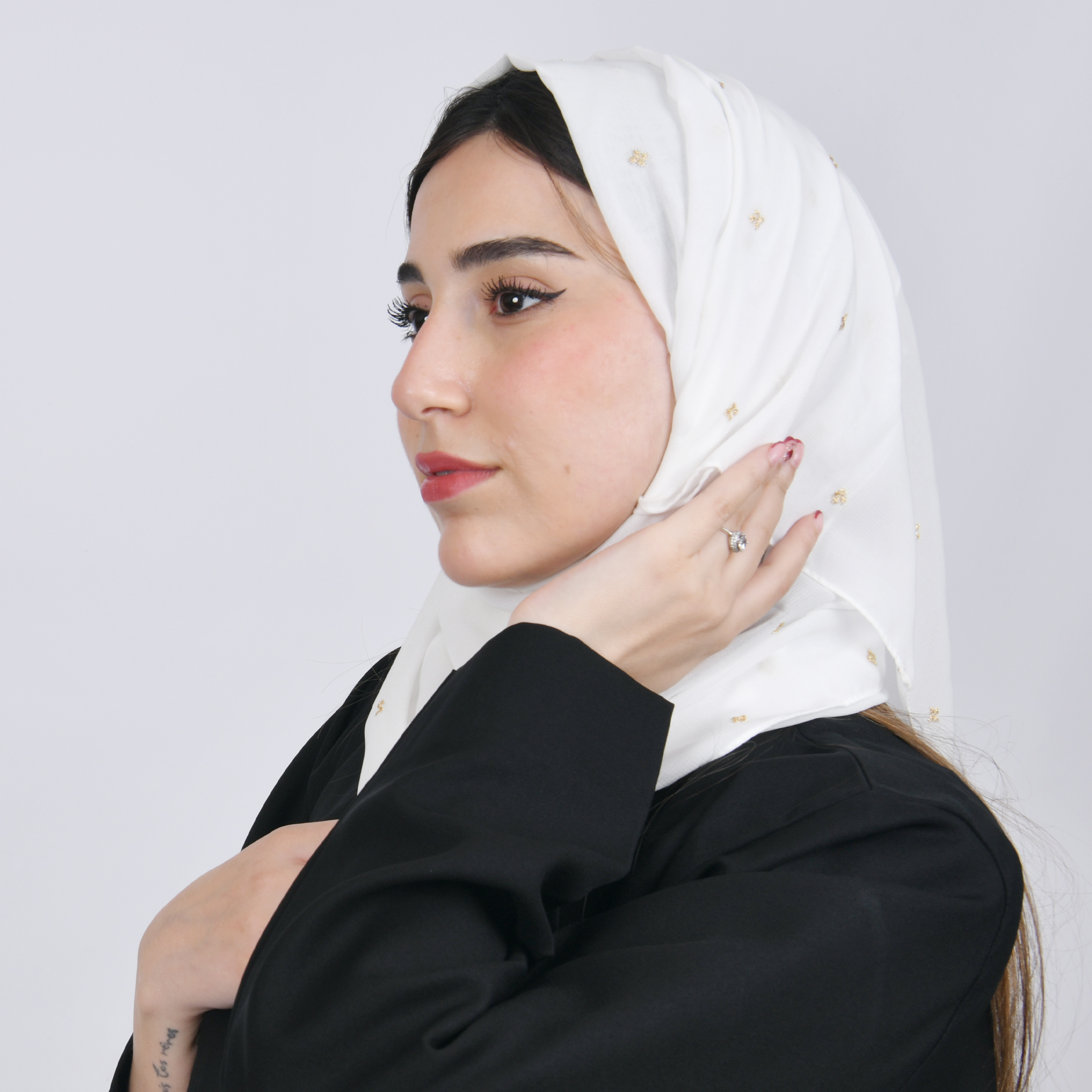  طرحه حرير باللون الابيض بزهور ذهبيه صغيره متفرقه 
