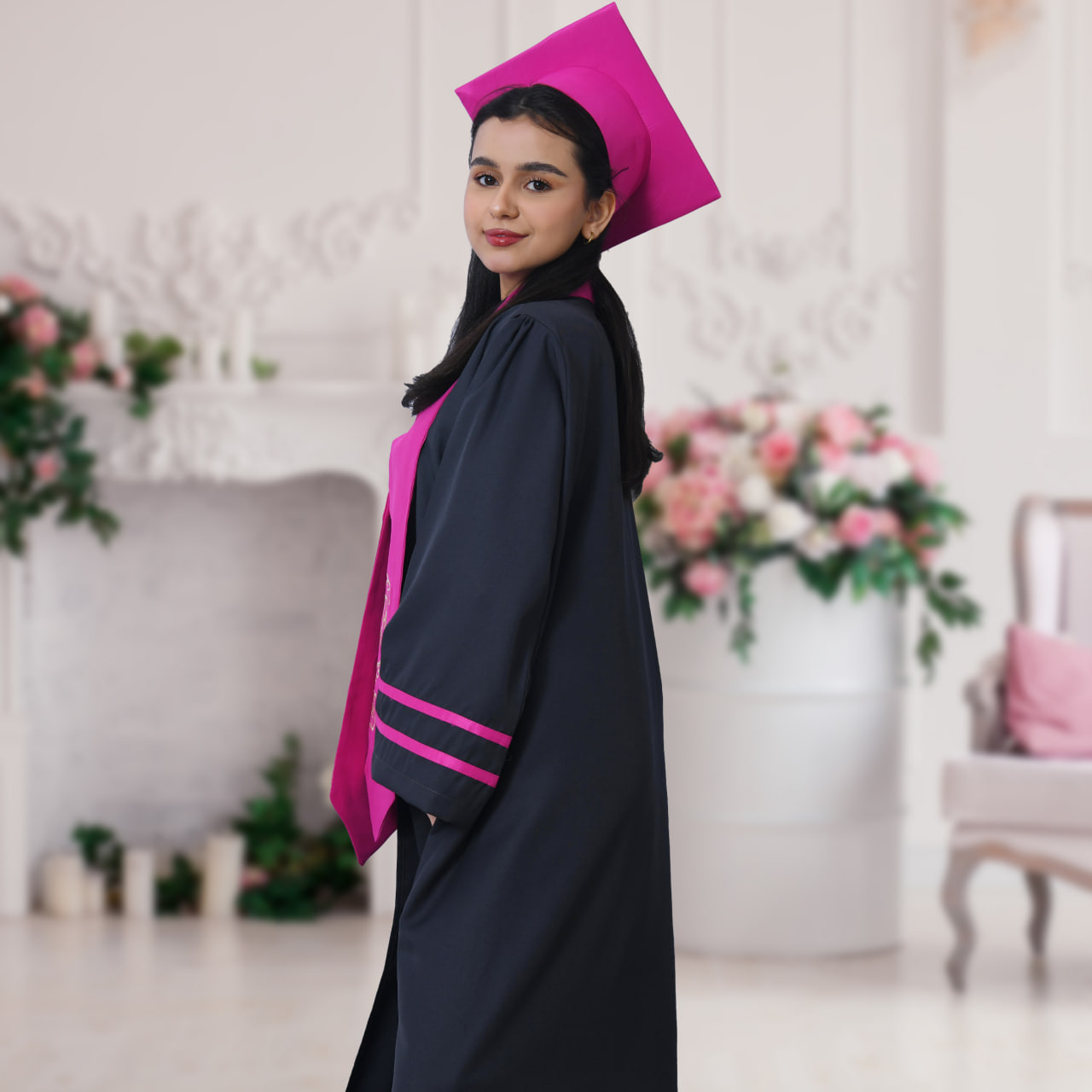  زي التخرج باللون الرمادي مع تداخل اللون الفوشي على الاكمام مع وشاح وكاب سادة  