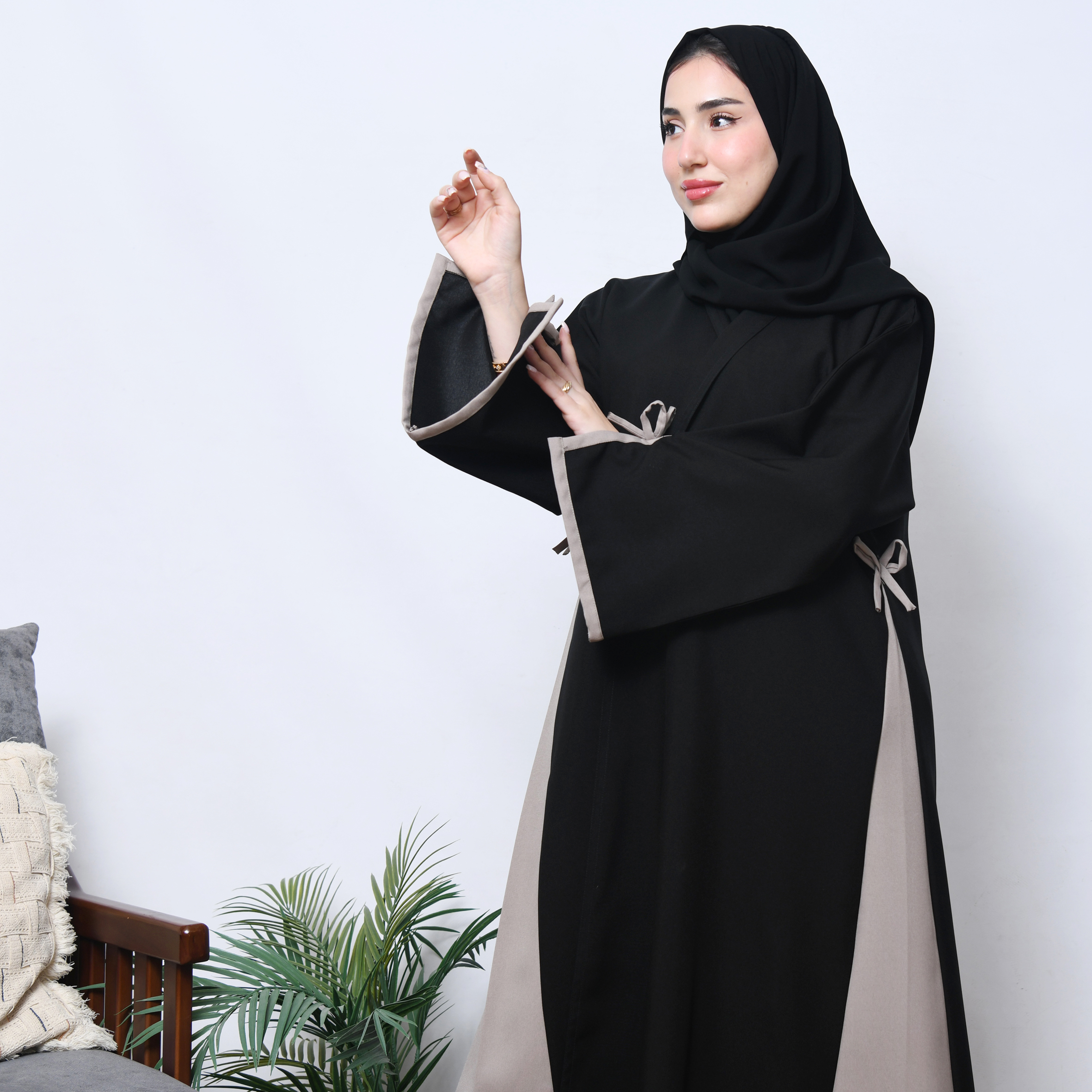  عباية لف كلوش بسيط وراقي بتداخل اللون البيج على الاكمام وبشكل سهمي اسفل العباية مع إضافة ربطة الفيونكة  
