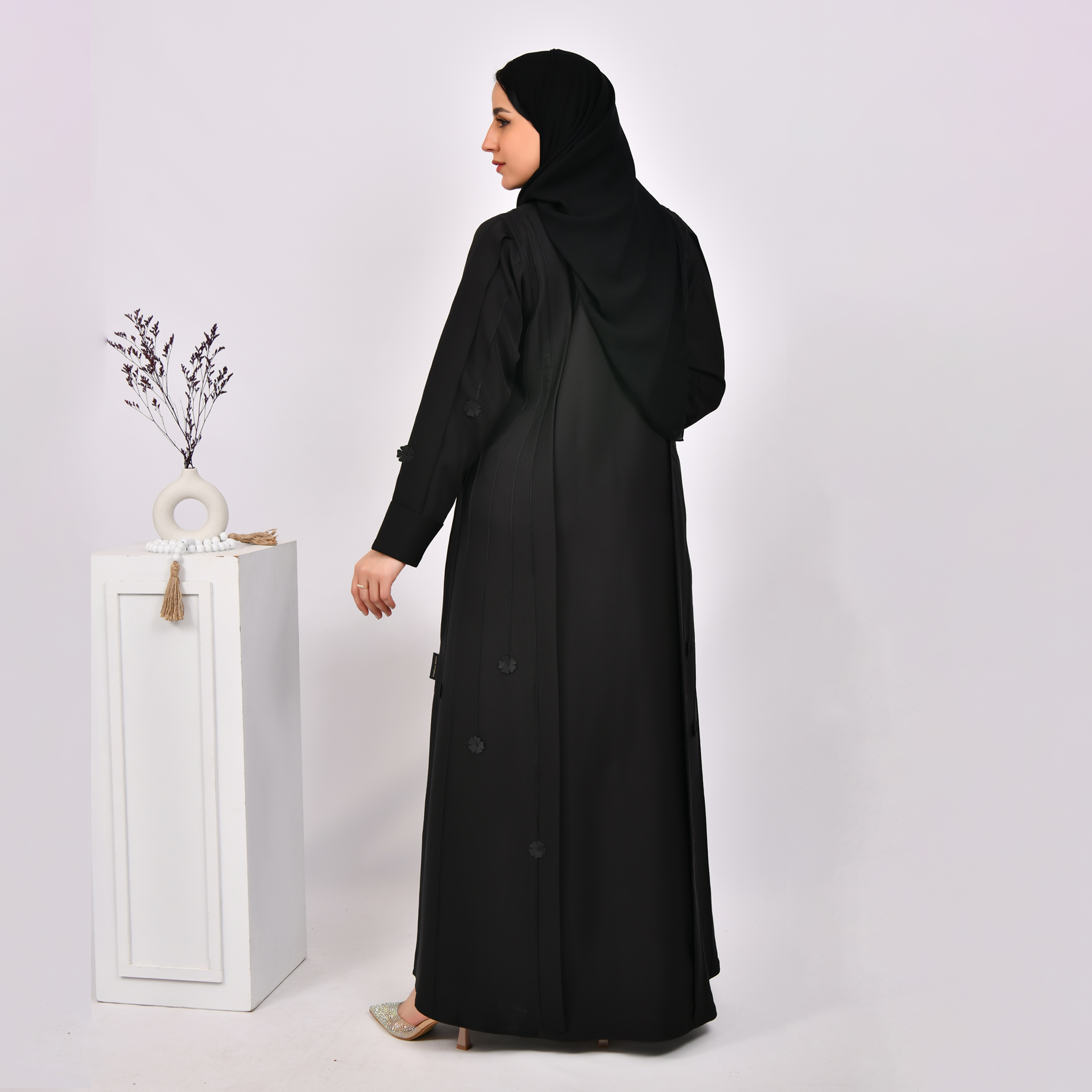  عباية سوداء ربع كلوش بقصة رسمية مزينة بقيطان وزهور سوداء 