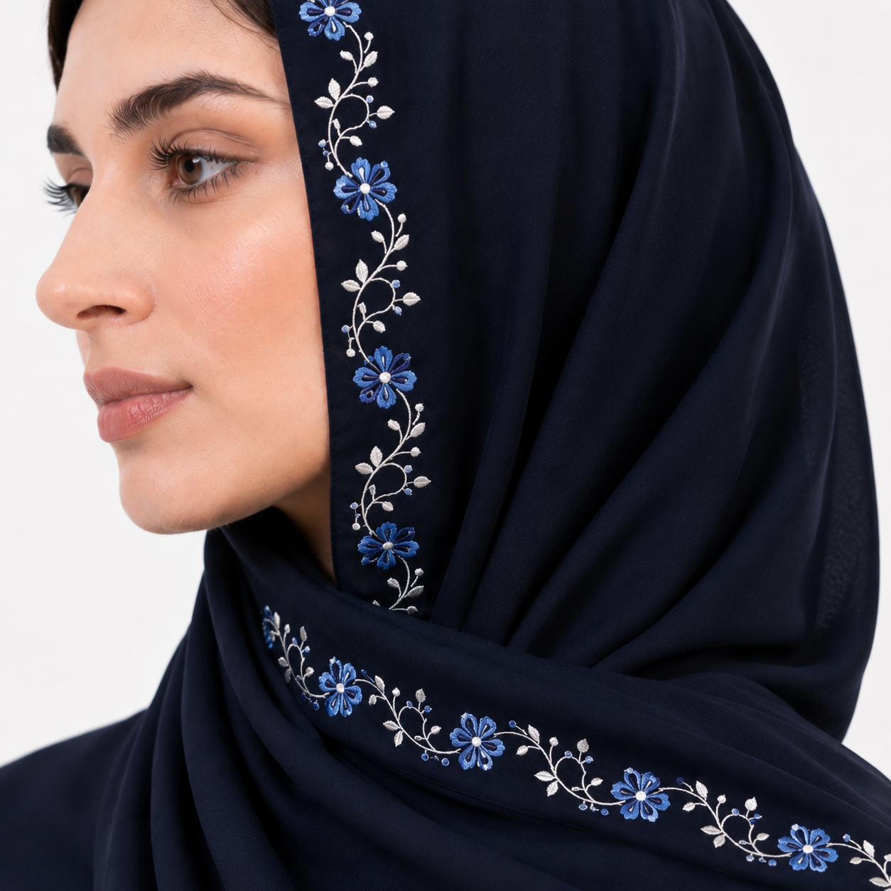 طرحة باللون الكحلي الداكن مزينة بتطريز 