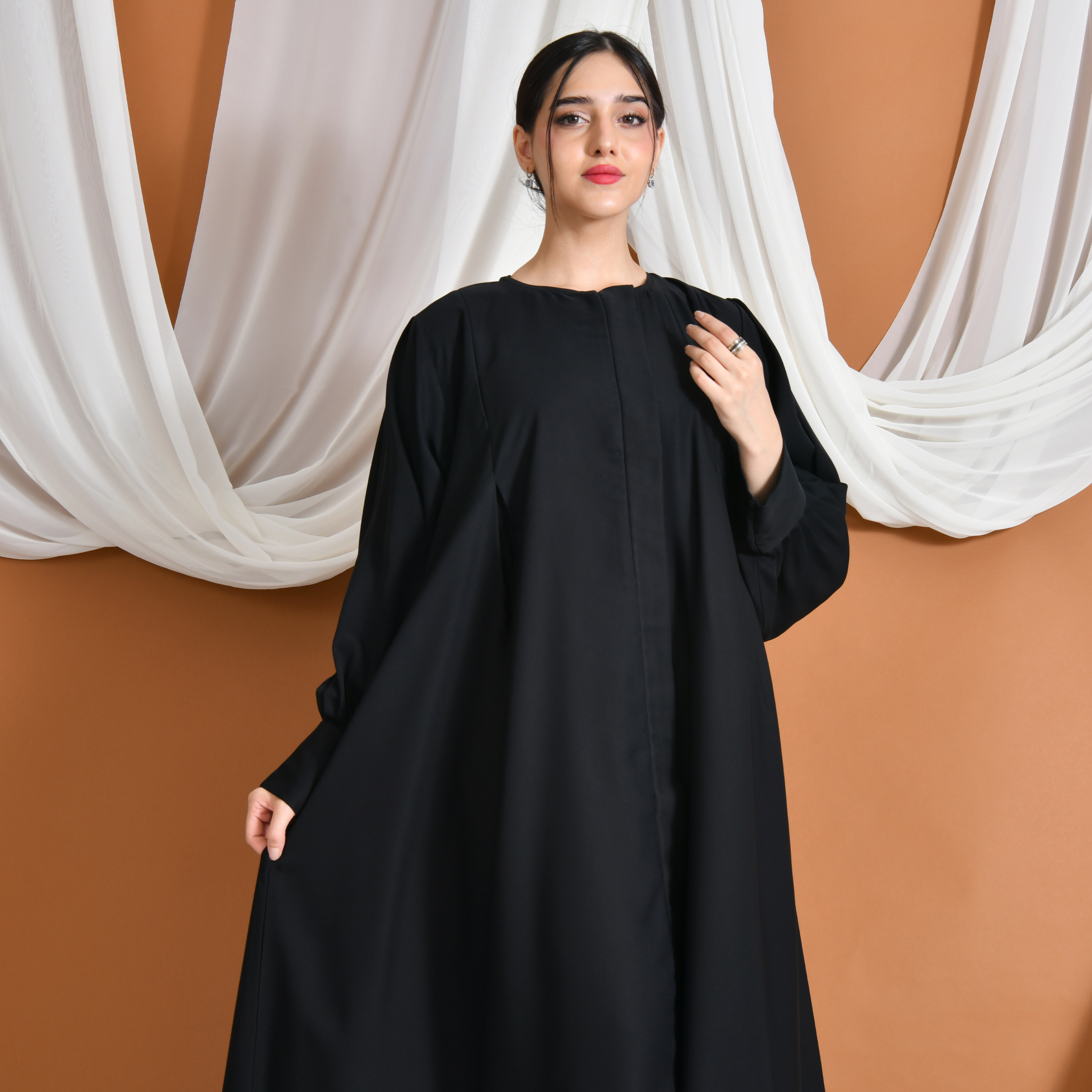  عباية سُدى | ربع كلوش بسحاب مخفي مزينة بكسرات جانبية وبف ناعم بالاكمام 
