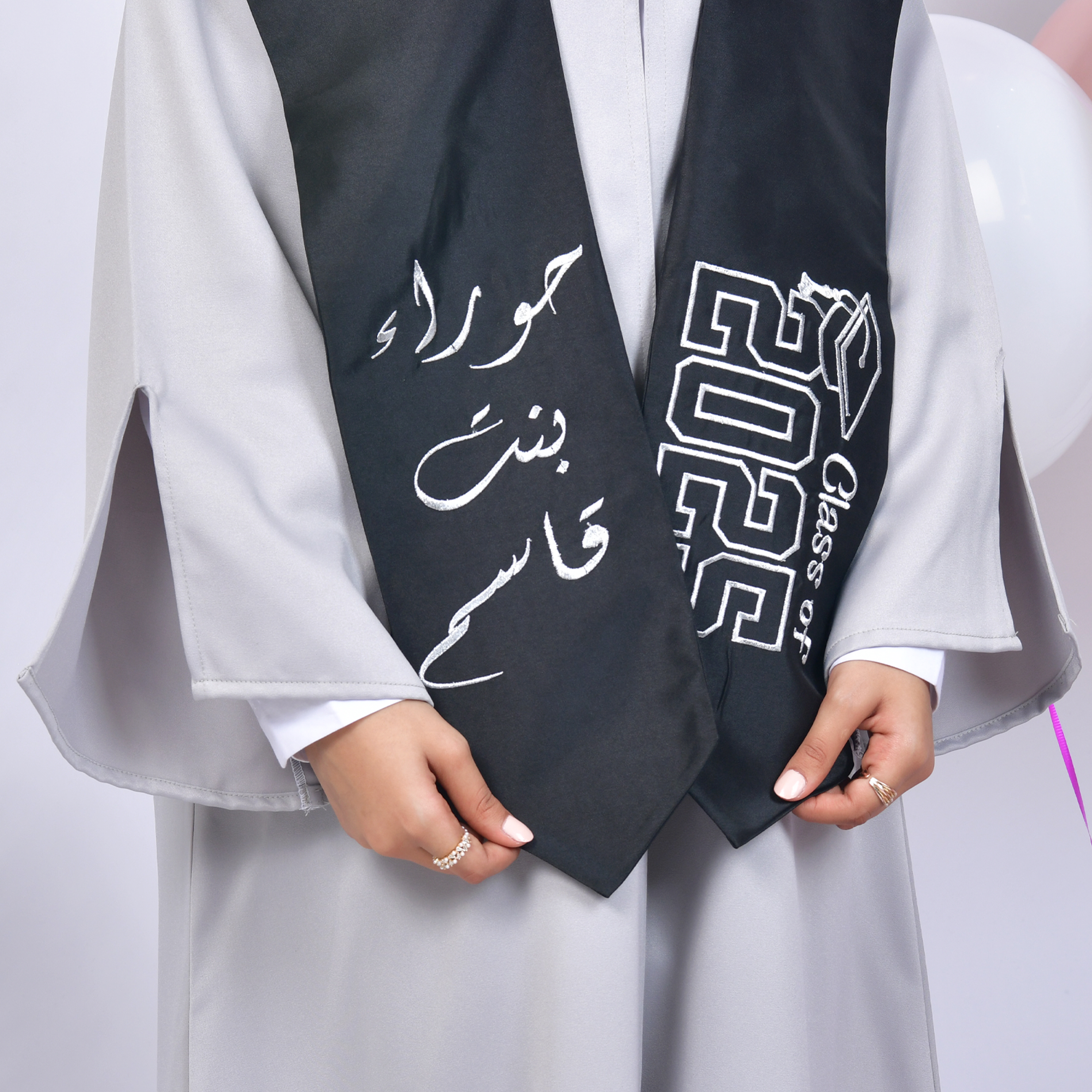 زي تخرج عباية باللون الرمادي مع وشاح وكاب 