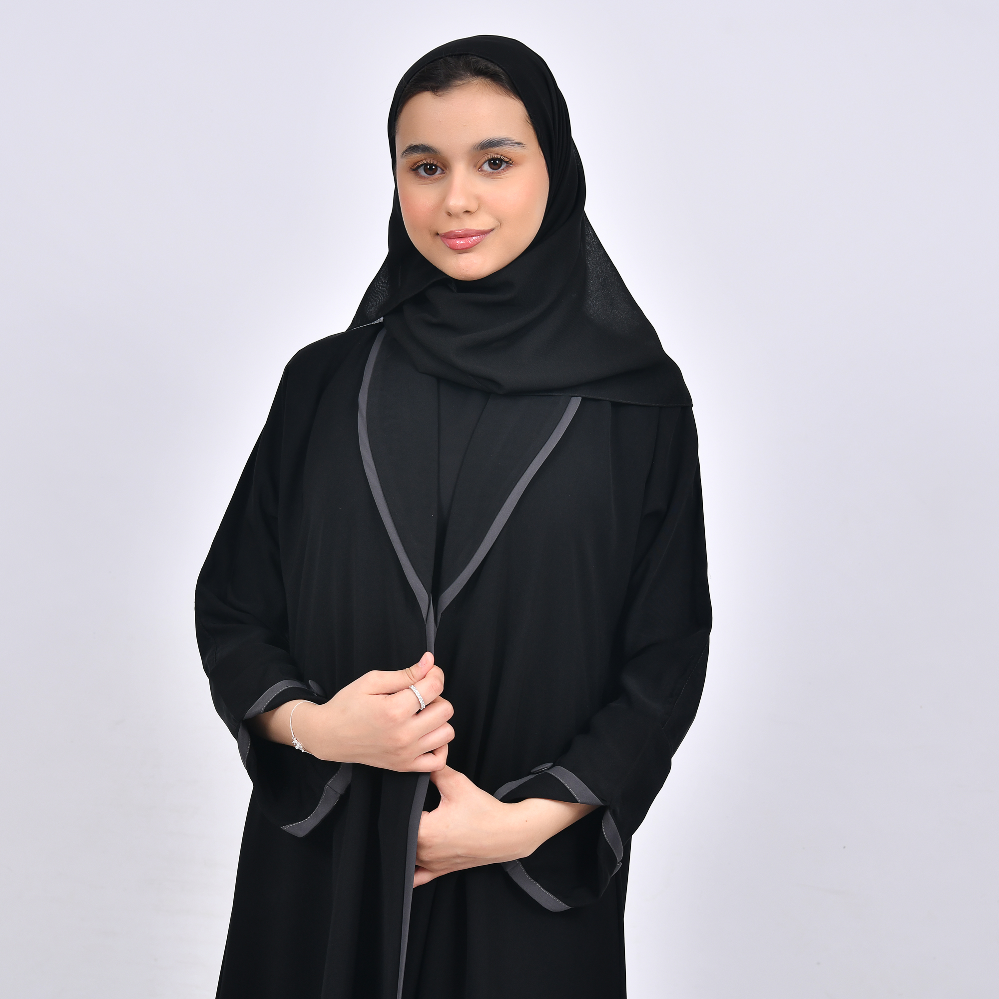  عباية بناتيه  سوداء بحواف رمادية لف موديل بليزر بأكمام مفتوحة مزينة بأزرار  