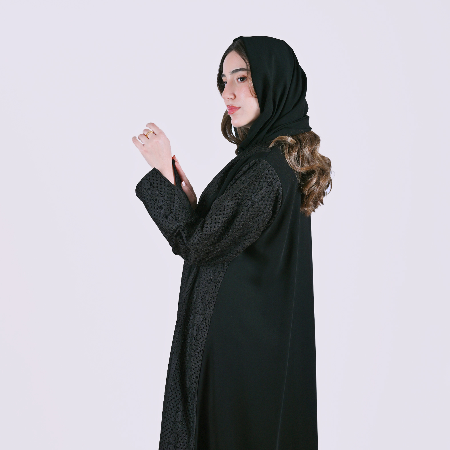  عباية لف سوداء بتصميم هادئ وفخم بلمسة الدانتيل 