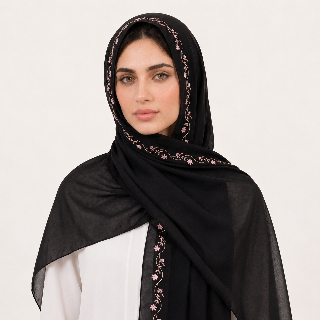  طرحة باللون الاسود مزينة بتطريز وردي وذهبي 
