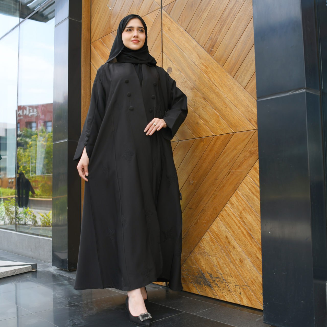  عباية  بتصميم أنيق بتطريز عشوائي على كامل العباية باللون الأسود الزاهي مزينة بأزرار 