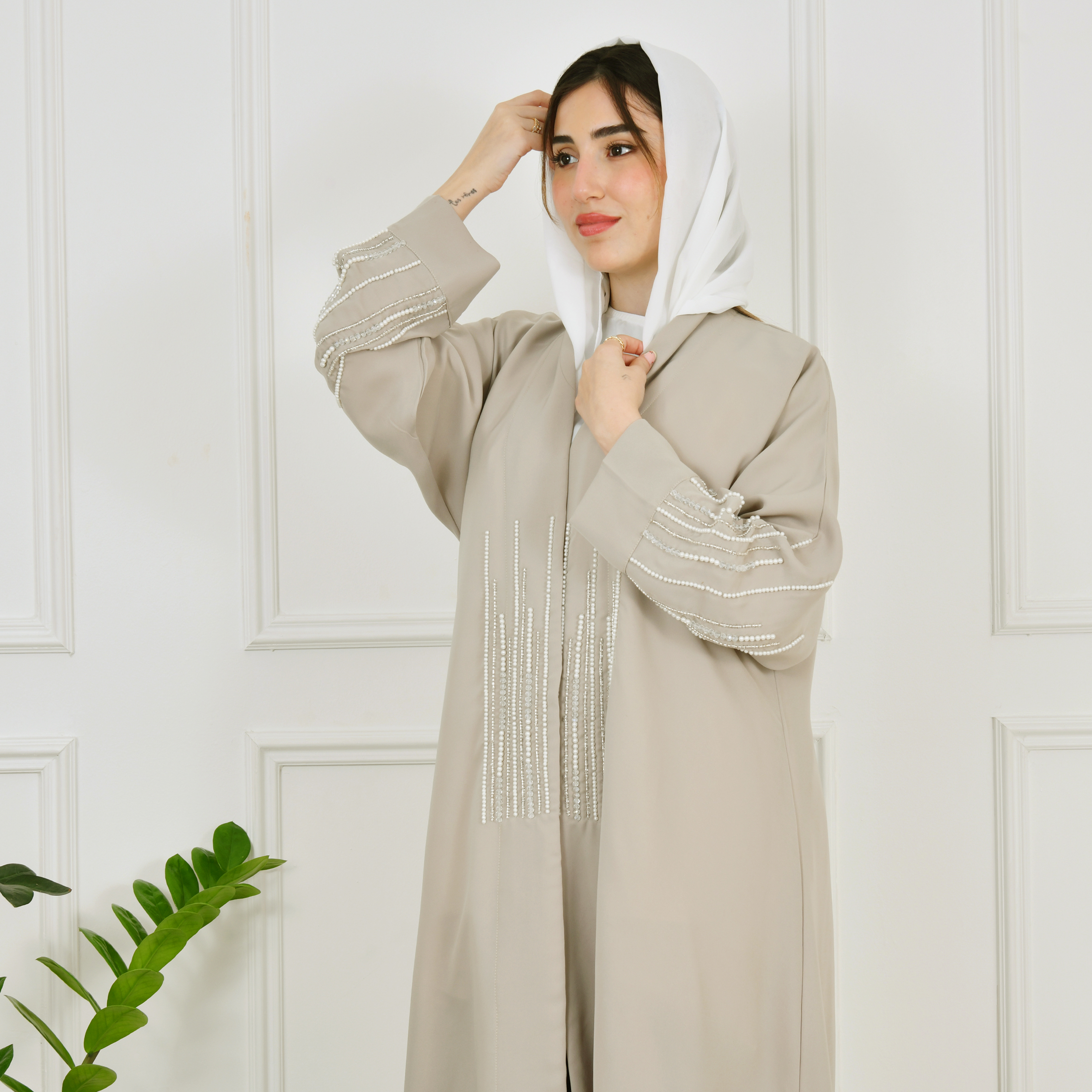  عباية لف بيج مزينة بالكريستال و اللؤلؤ  