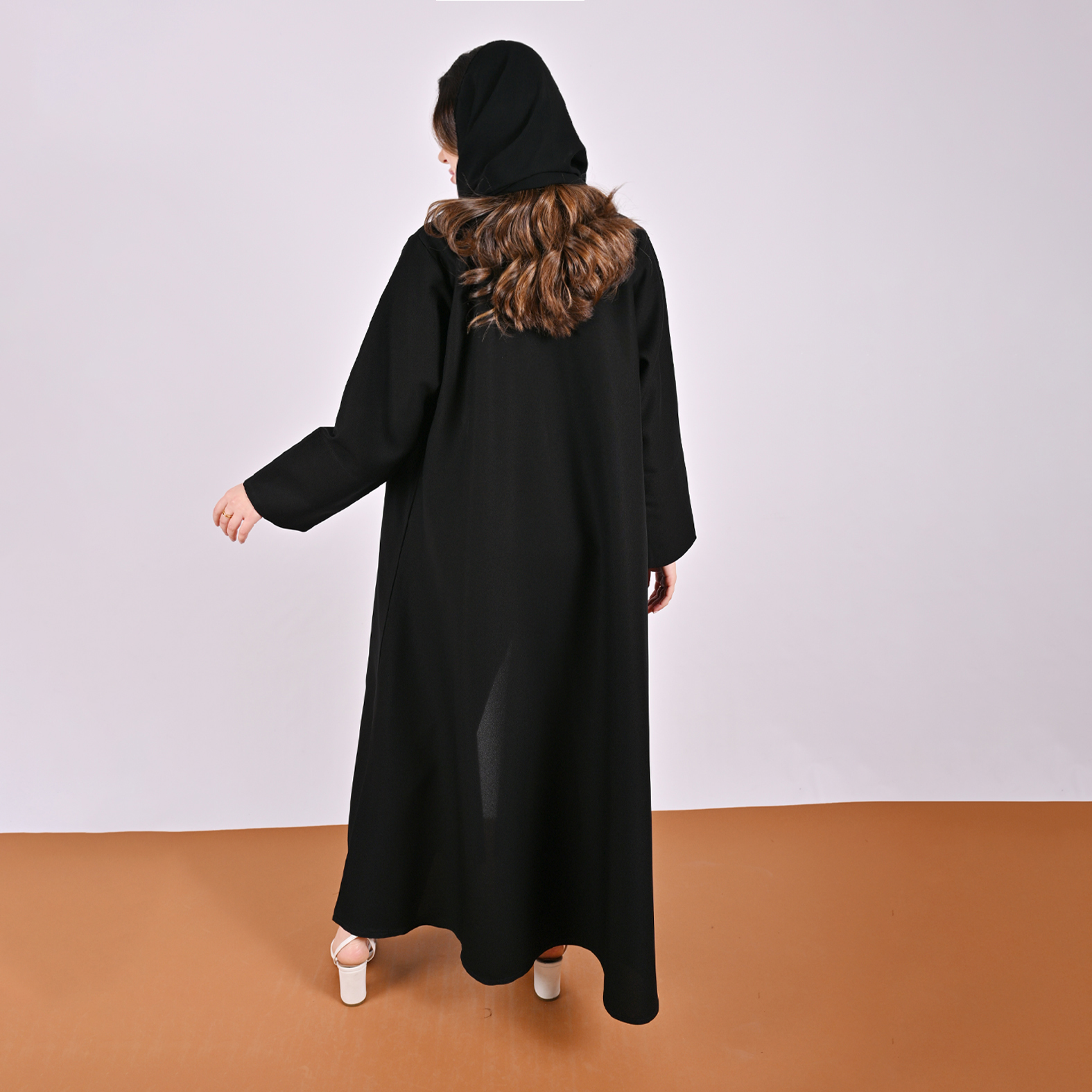  عباية لف سوداء بتصميم ناعم مع تداخل الجاكار المنقش على الواجهة 