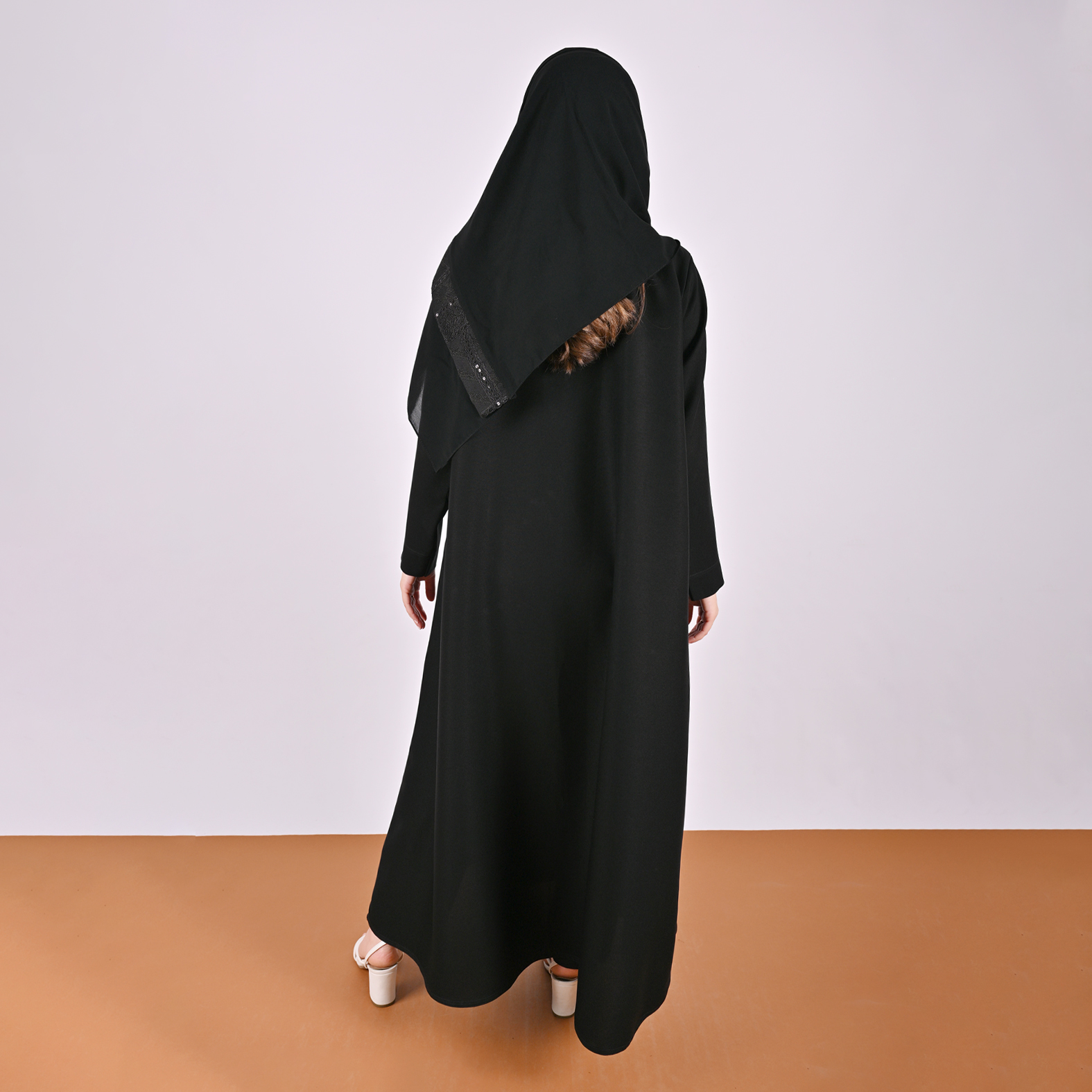  عباية لف سوداء مزينة بكلفة براقه على الواجهة 