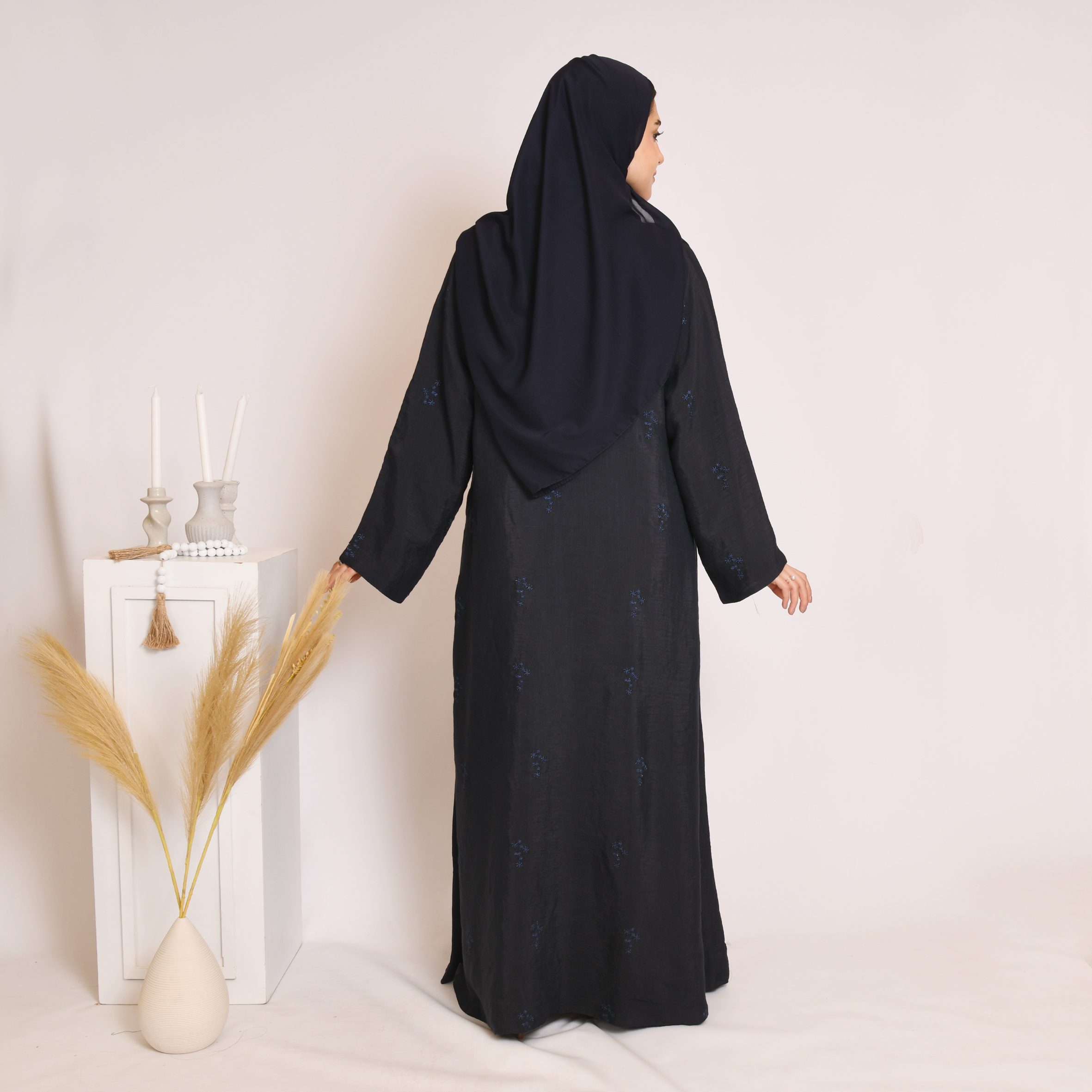  عباية لف باللون الكحلي بتطريز زاهي على كامل العباية 