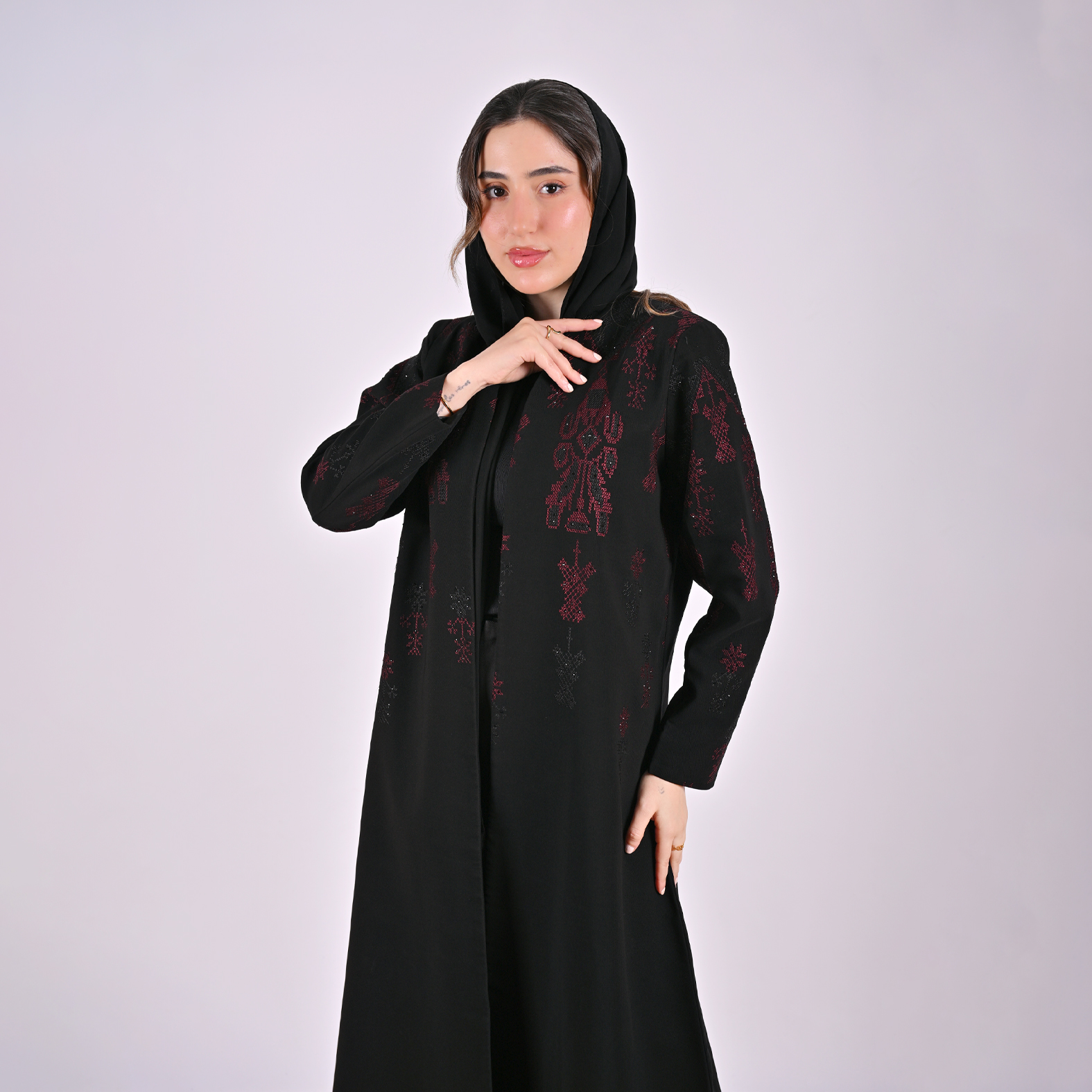  عباية لف باللون الأسود العميق بتصميم راقٍ بنقشة بارزة باللون العنابي 