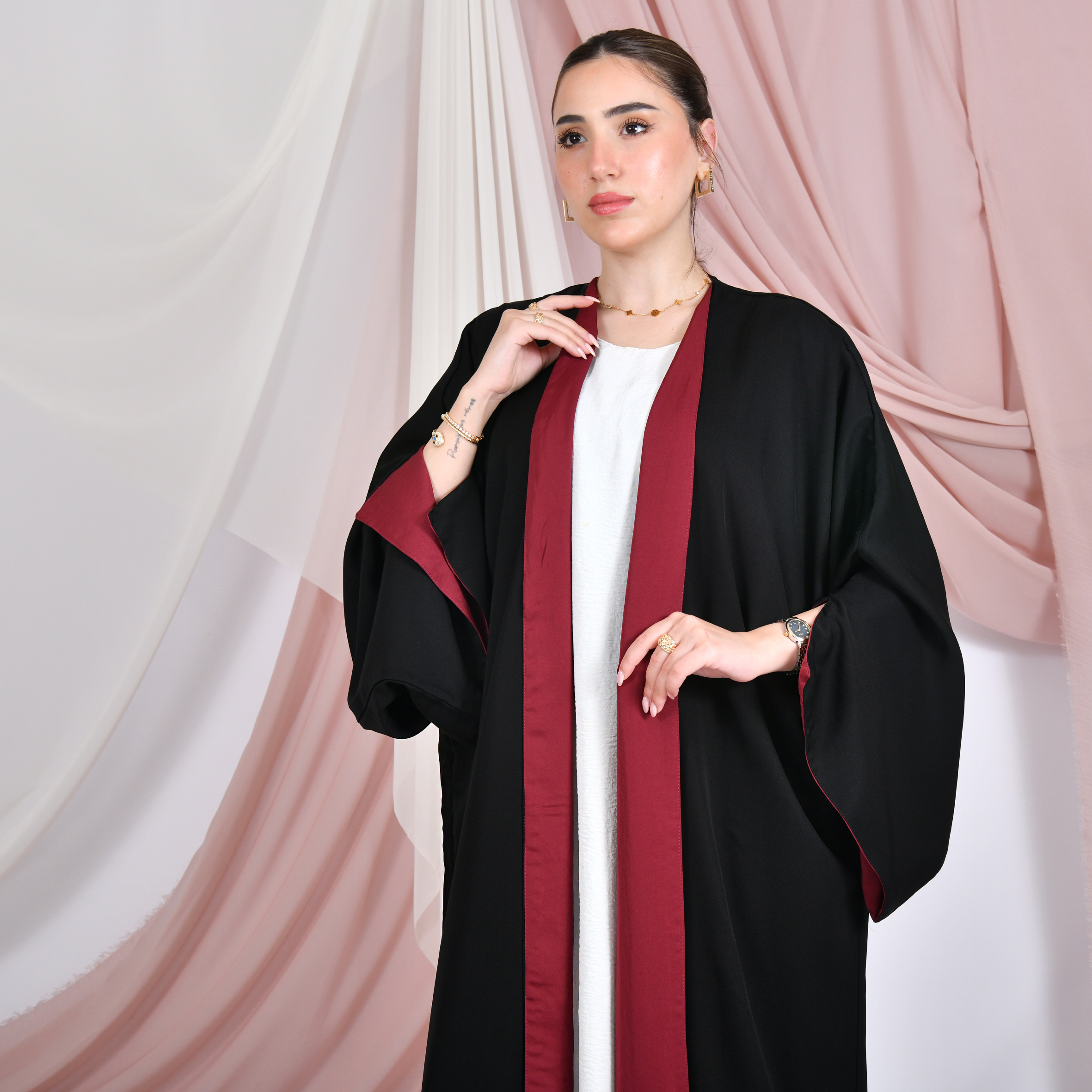  عباية لف دبل فيس باللون الاسود والاحمر الهادى بكم واسع 