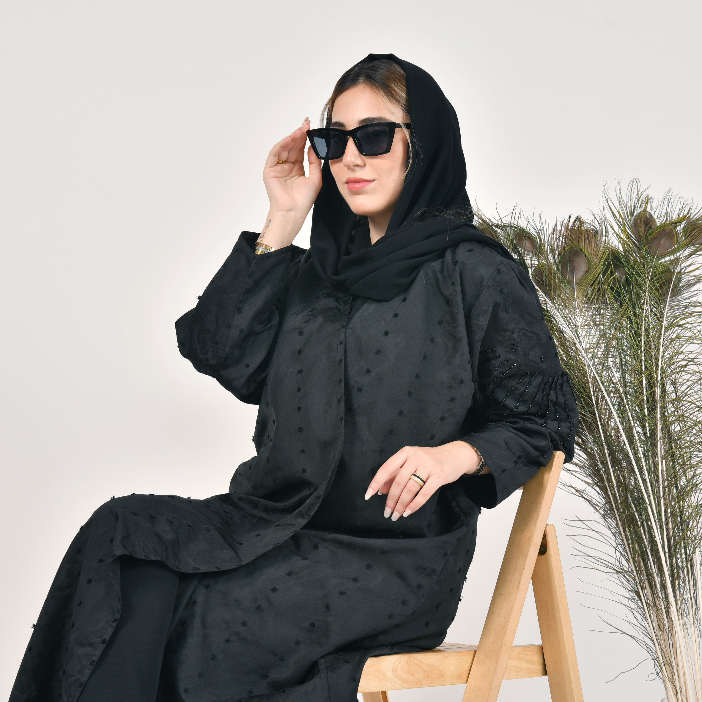  عباية لف سوداء بقماش مموه و اكمام مزينة بشك  اسود 