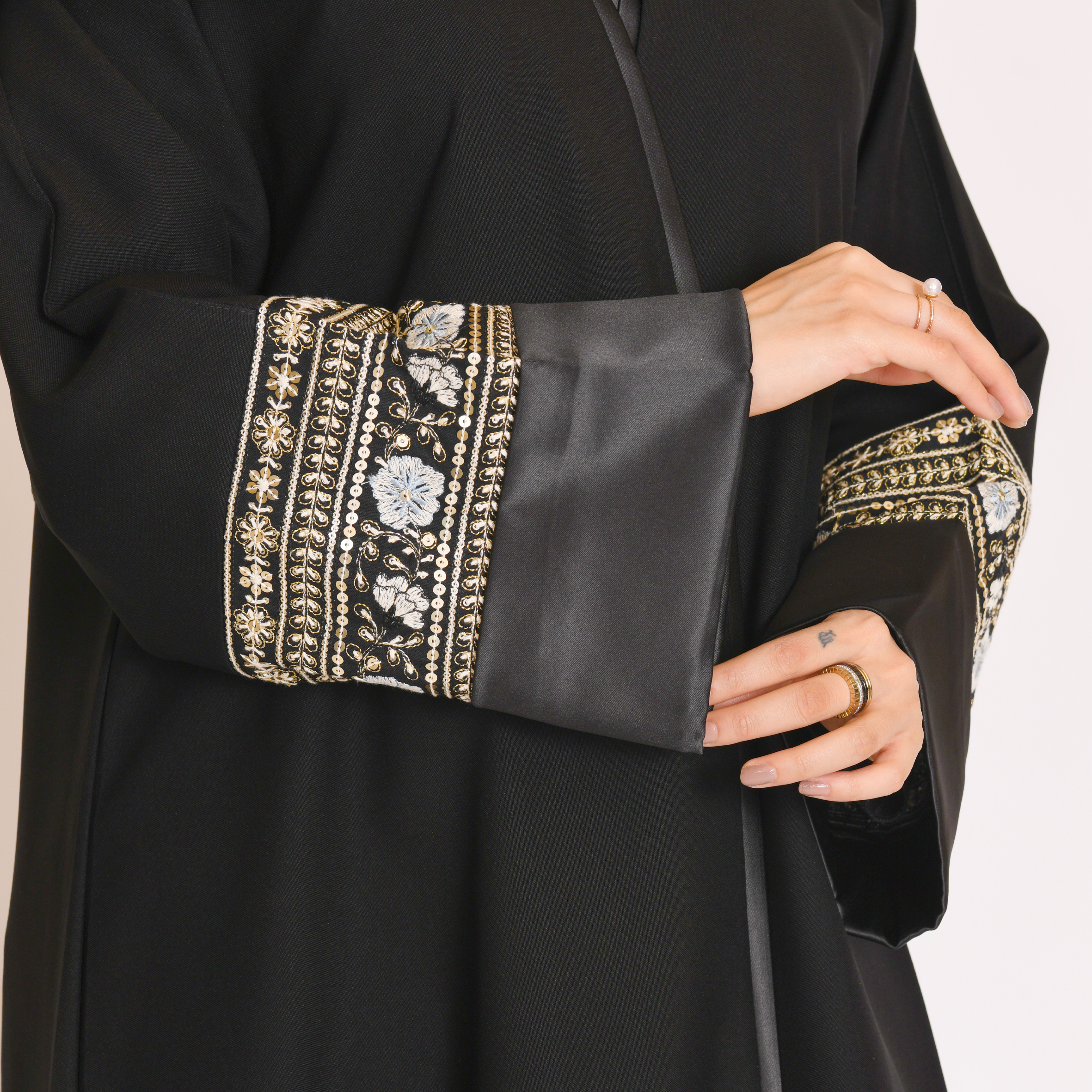  عباية لف سوداء بكلفة زاهية على الاكمام الدبل 