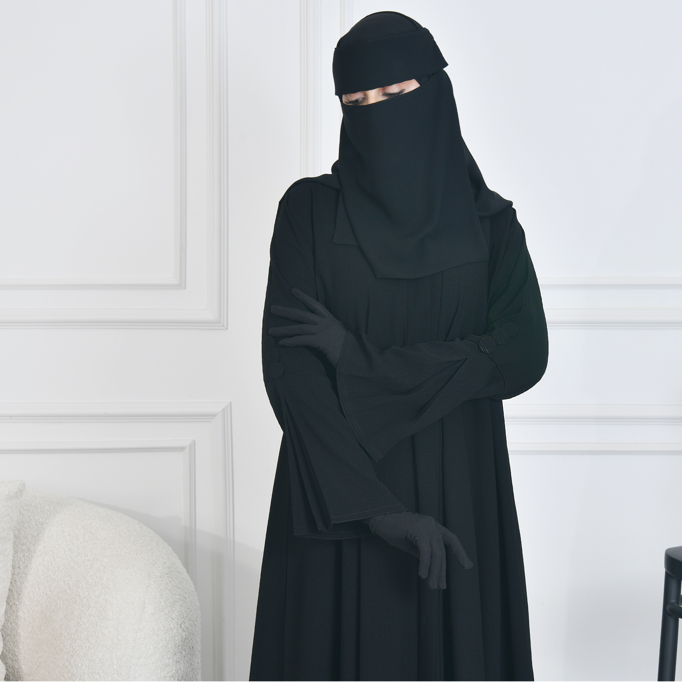  عباية كتف سوداء سادة بكم واسع وكسرات مزينة بأزرار 