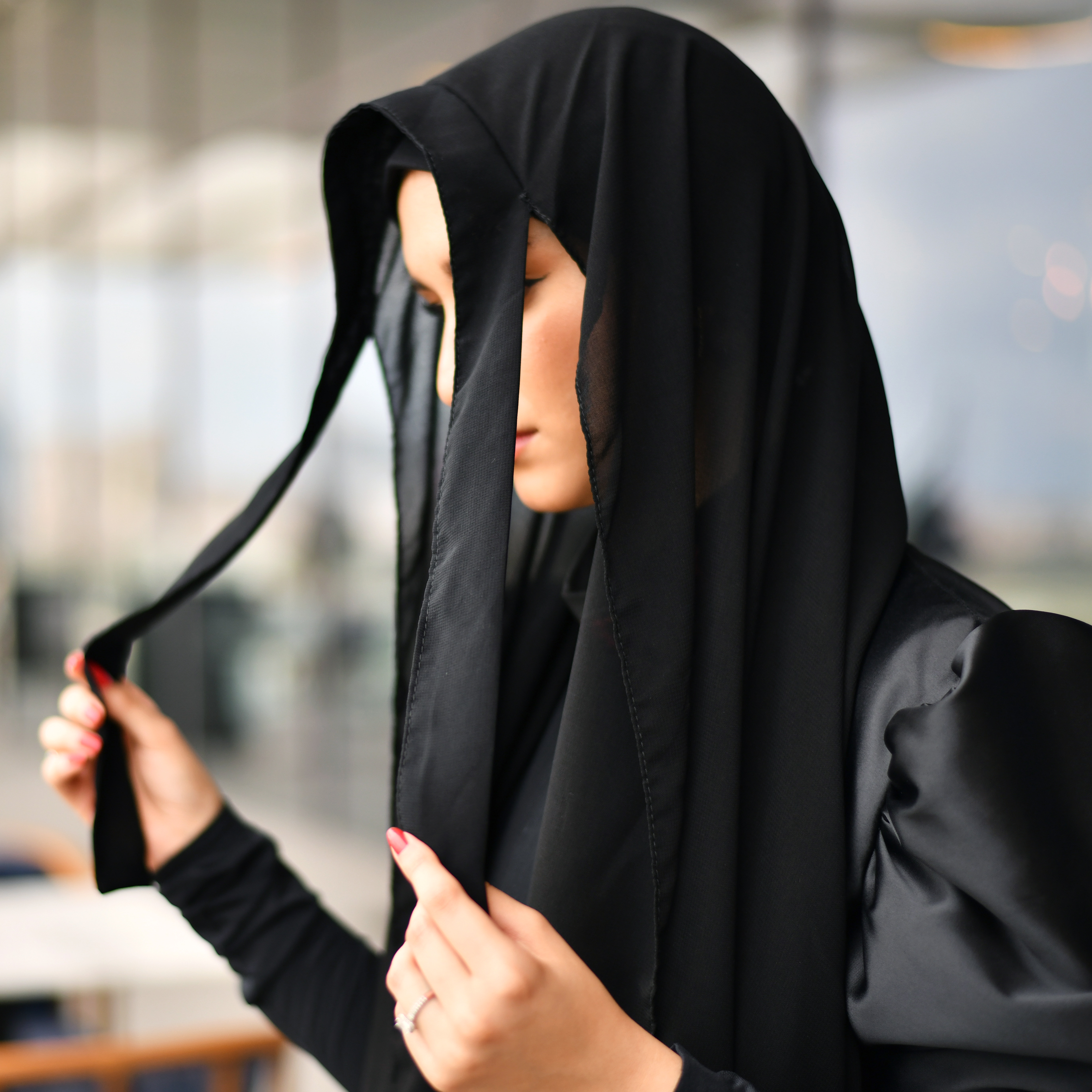  طرحة سوداء بربطة مخفية 