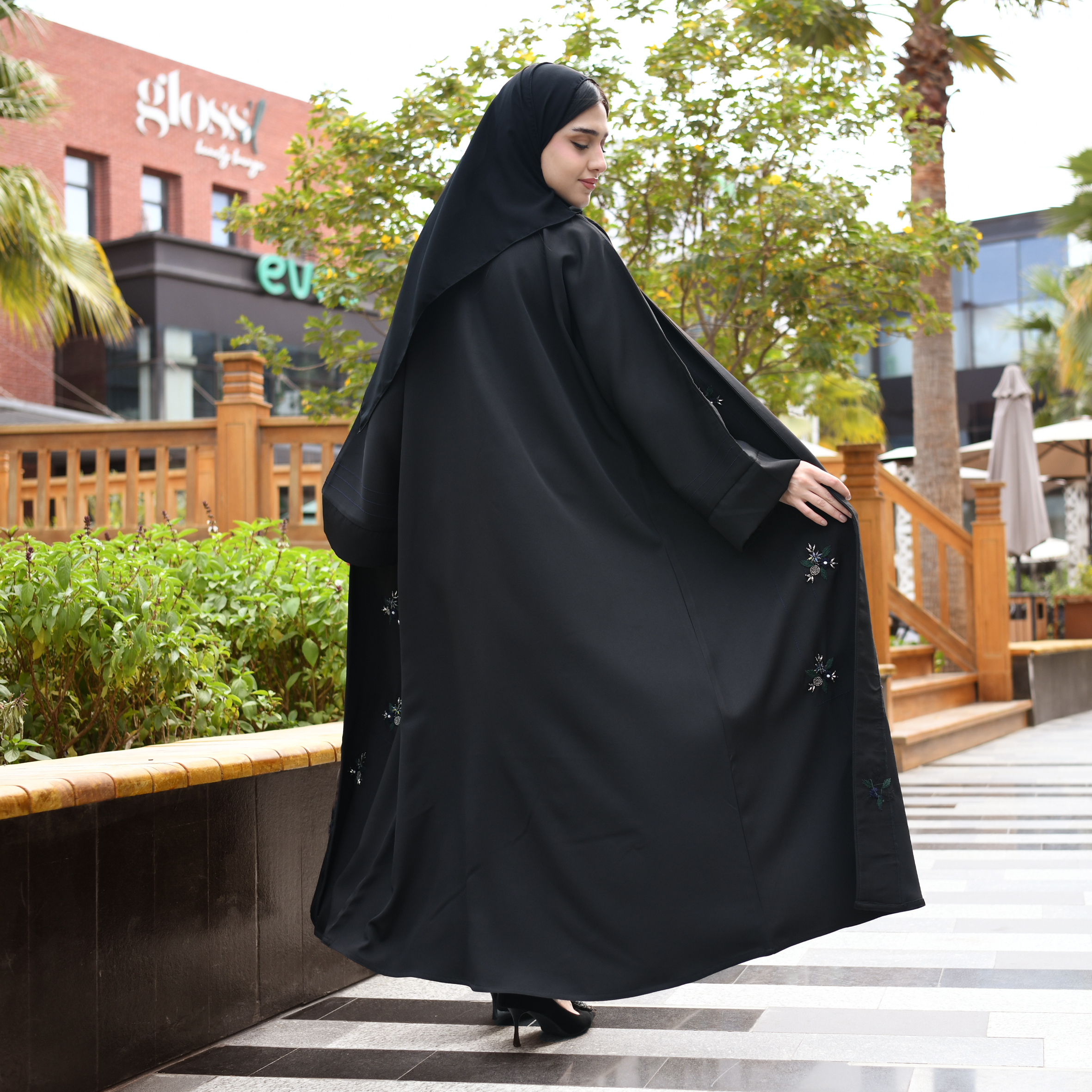  عباية لف مزينة بشك و تطريز باللون الأخضر و الأزرق و الكريستال الملون  
