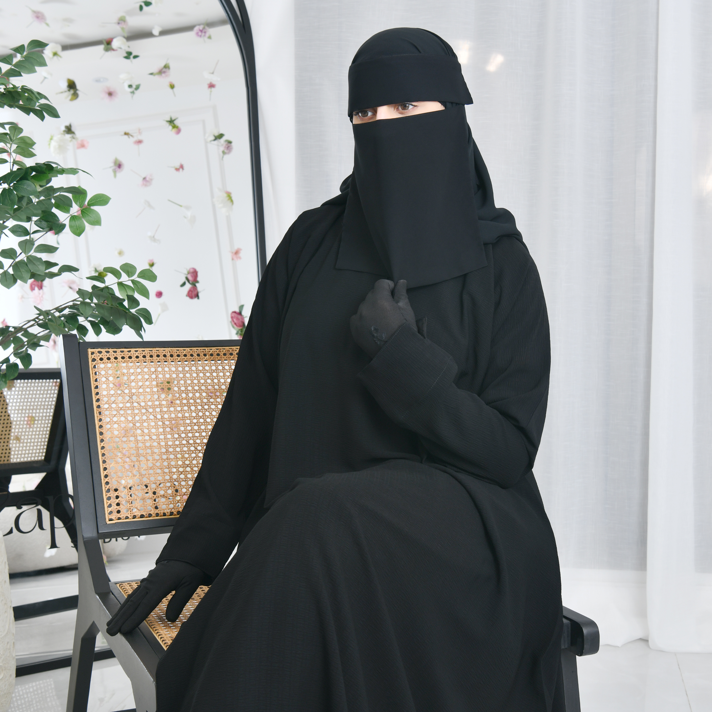  عباية كتف سادة مغلقة بطقطق من الاعلى 