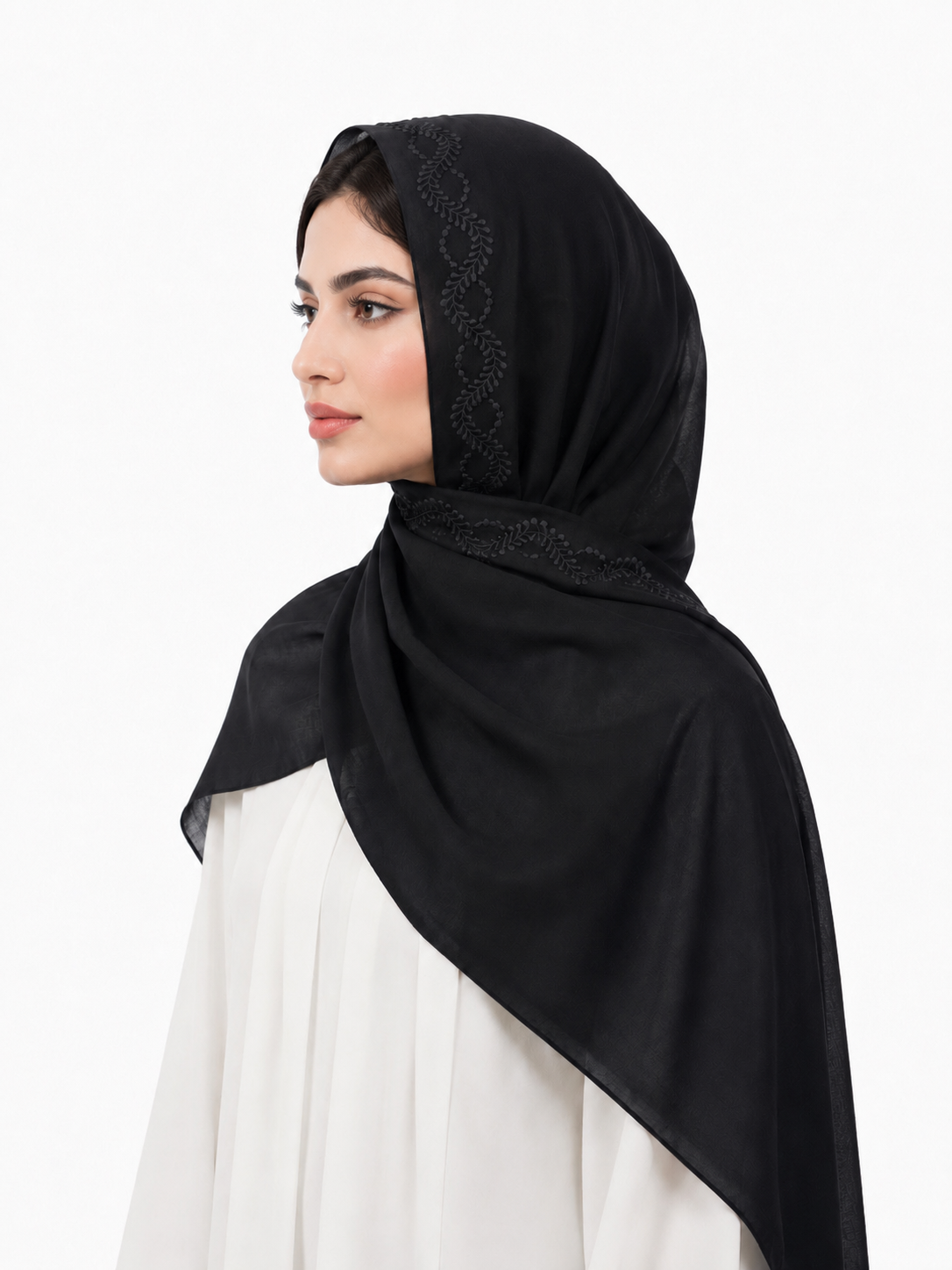  طرحة باللون الاسود مزينة بتطريز حلزوني 