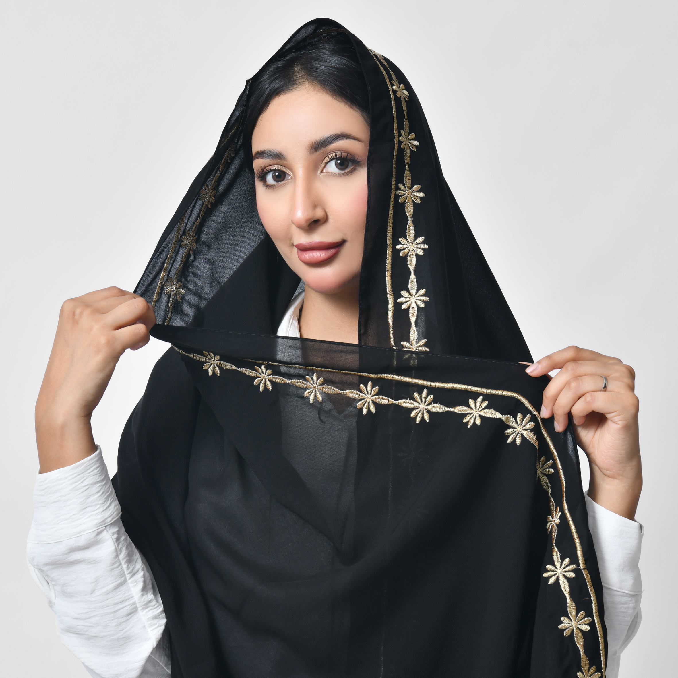  طرحة سوداء بتطريز ذهبي زاهي 