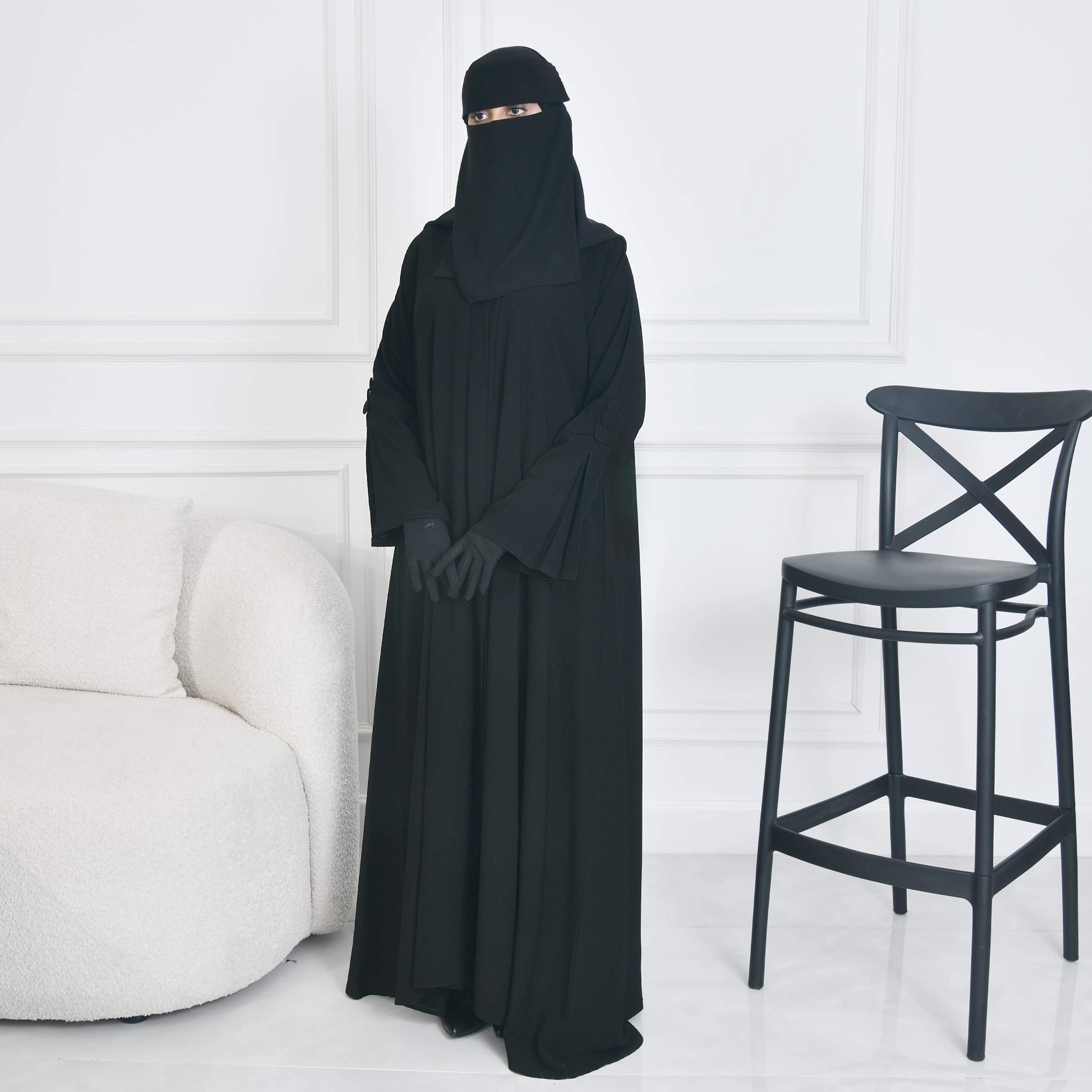  عباية كتف سوداء سادة بكم واسع وكسرات مزينة بأزرار 