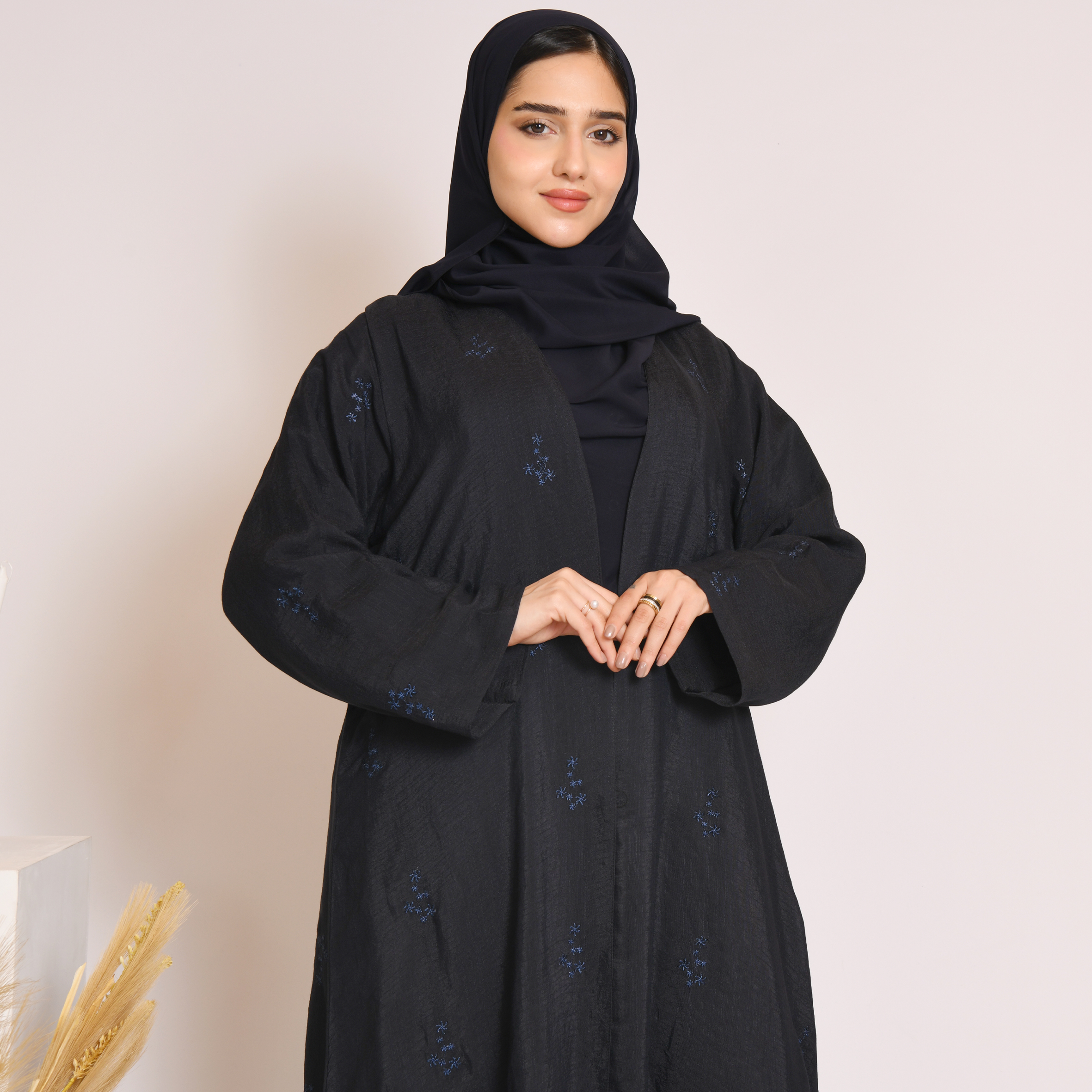  عباية لف باللون الكحلي بتطريز زاهي على كامل العباية 