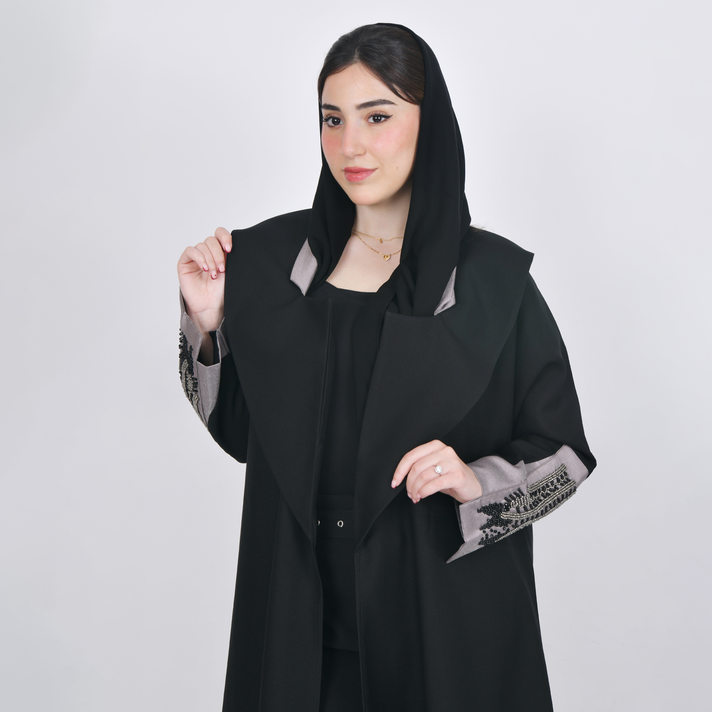  عباية سوداء لف كلوش بتصميم جذاب للياقة والاكمام المزينة بشك يدوي  