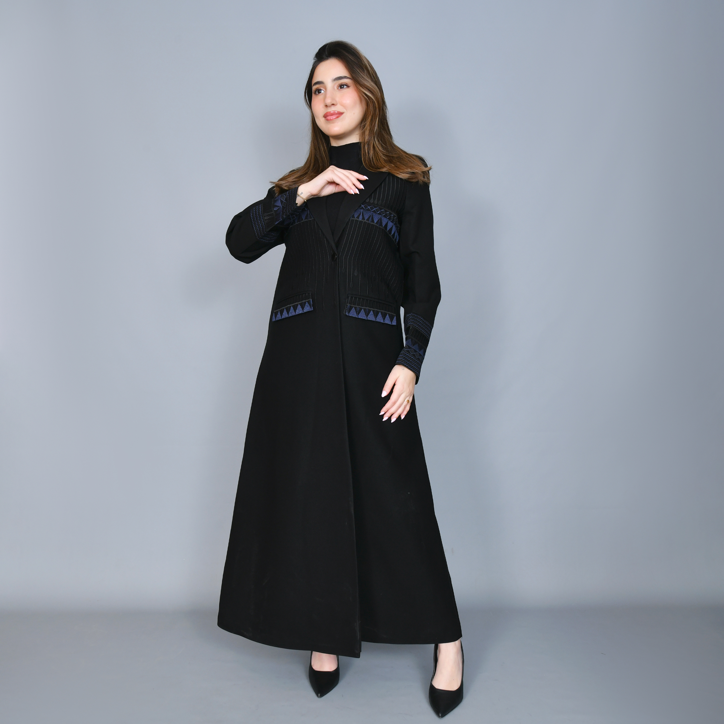  عباية بتصميم بليزر مزينة بتطريز كحلي مبطن مع كتافيات بقصة A-Line  