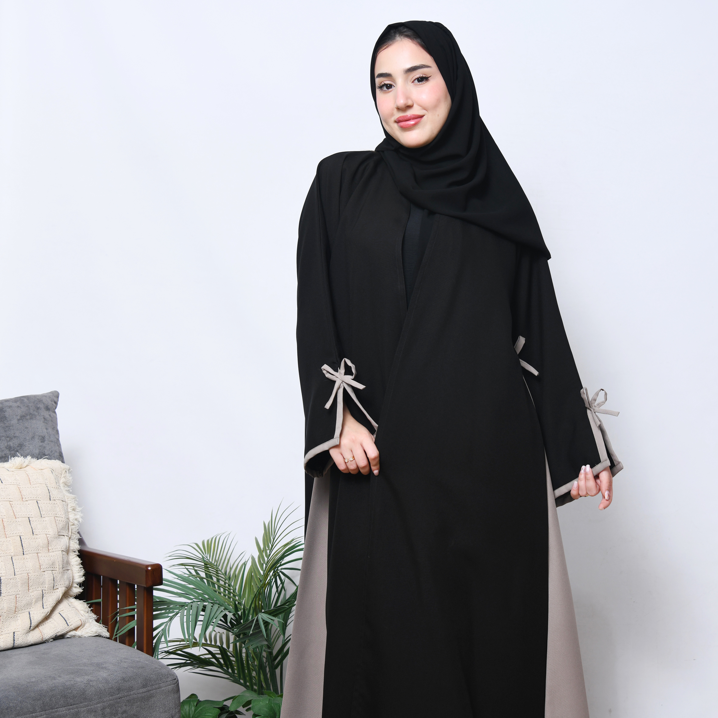  عباية لف كلوش بسيط وراقي بتداخل اللون البيج على الاكمام وبشكل سهمي اسفل العباية مع إضافة ربطة الفيونكة  