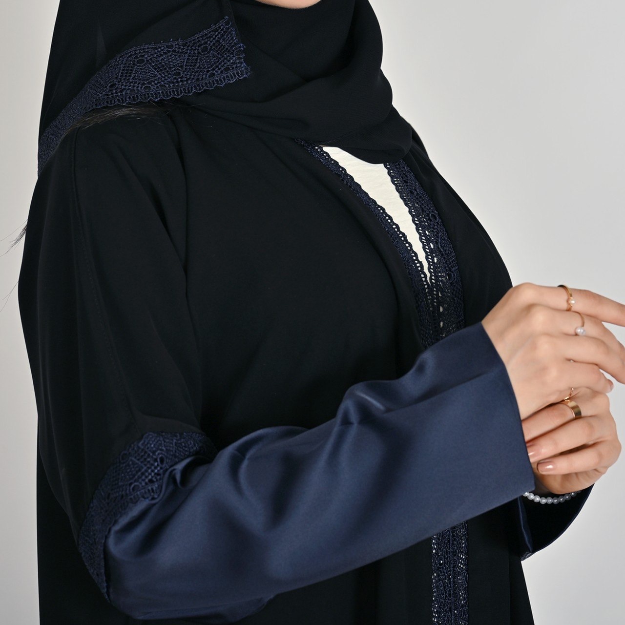 عباية سوداء بقصة انسيابية بأكمام ساتان كحلي ولمسات دانتيل 