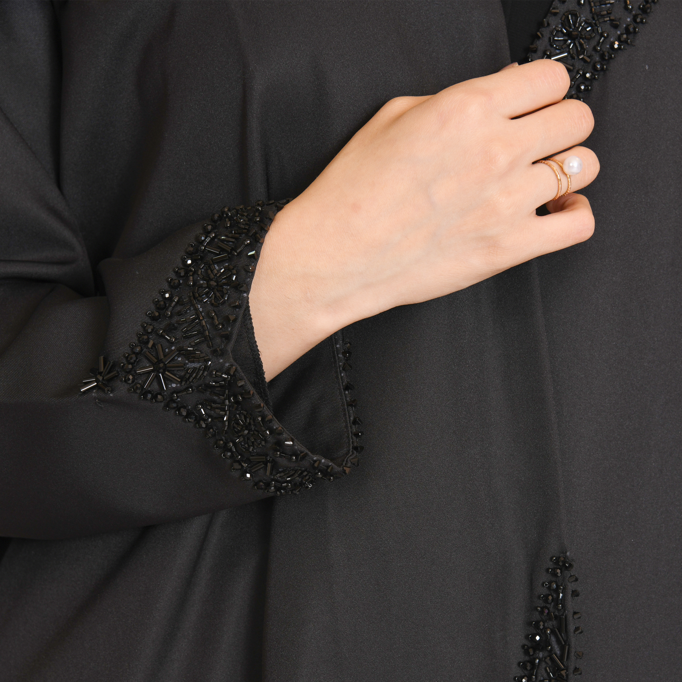  عباية سوداء بقصة مميزة من الجوانب مزينة بشك اسود بارز 