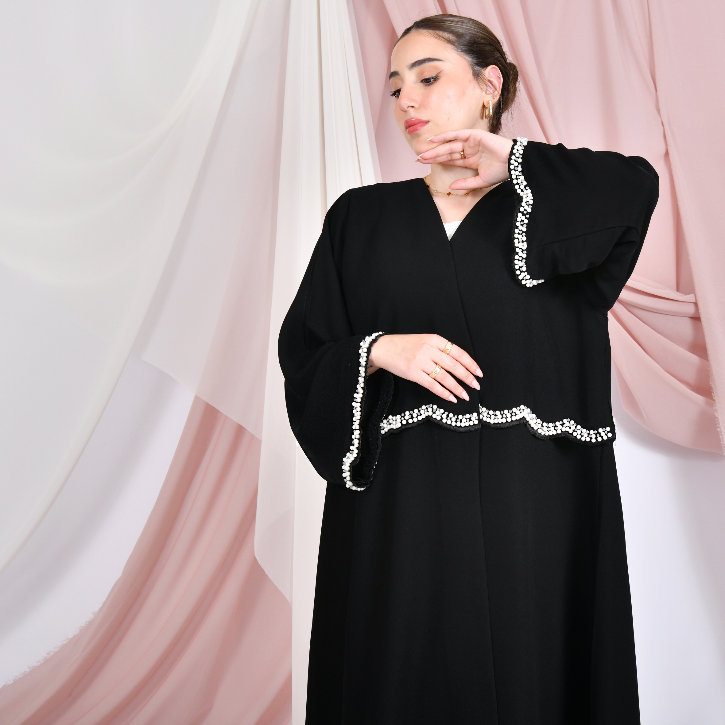 عباية لف سوداء ربع كلوش بأكمام واسعه مزينة باللؤلؤ الابيض 