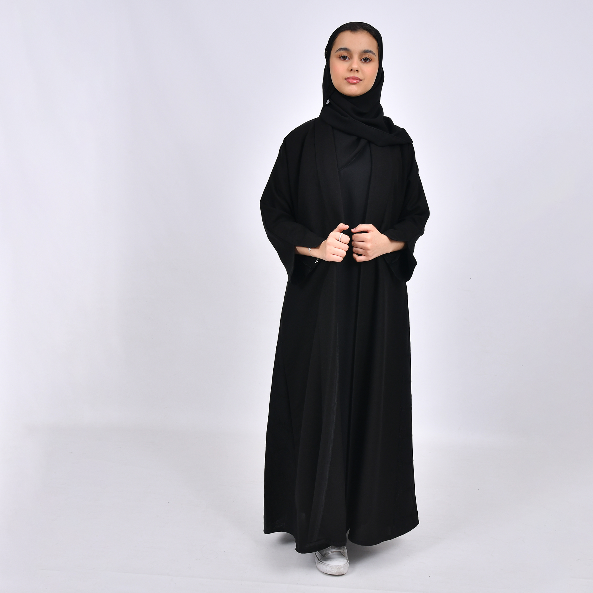  عباية بناتيه بقصة ربع كلوش من قماش الكريب وتداخل الجاكار على جانبي العباية بشكل سهمي والاكمام 