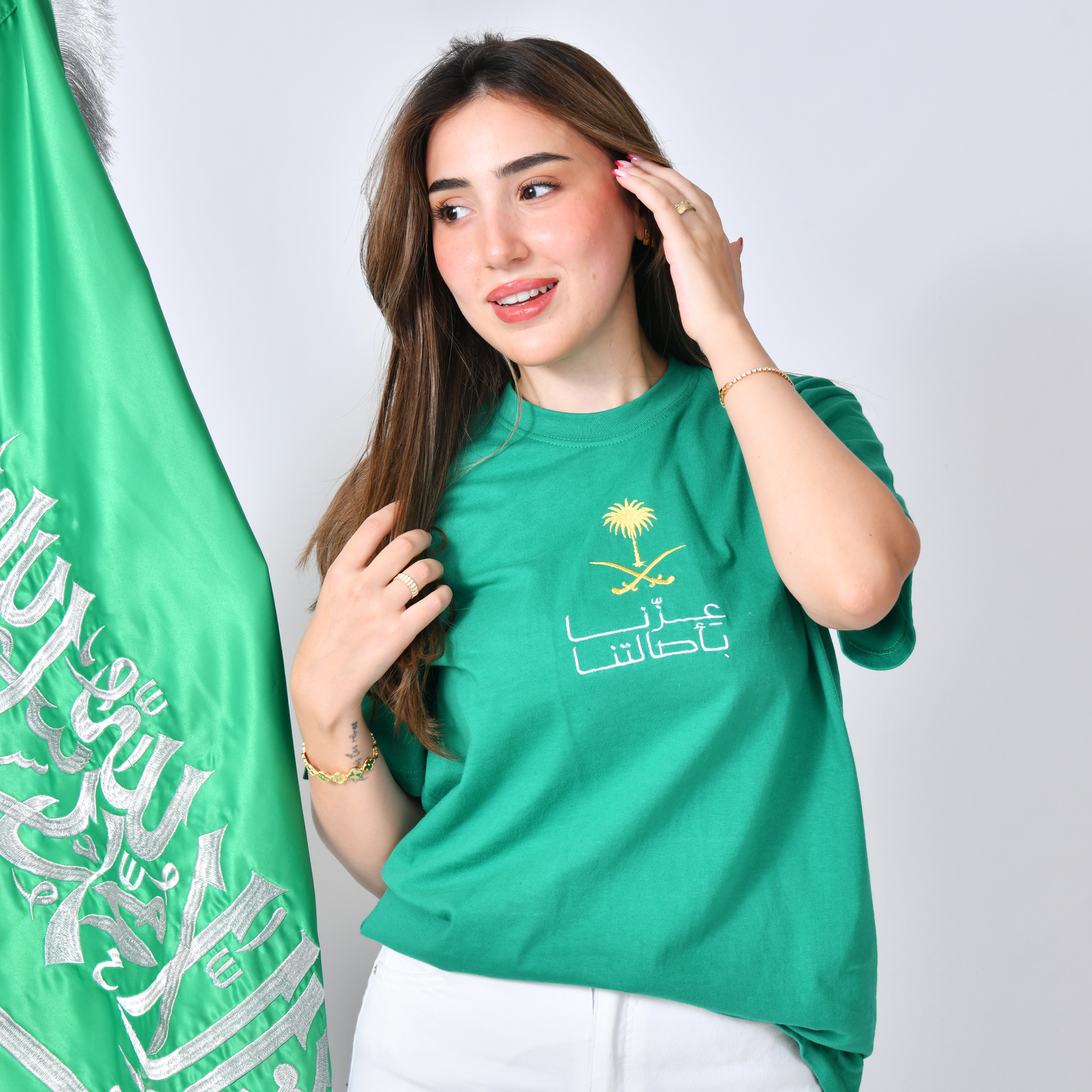  تيشيرت أخضر بتطريز شعار عزنا بأصالتنا  