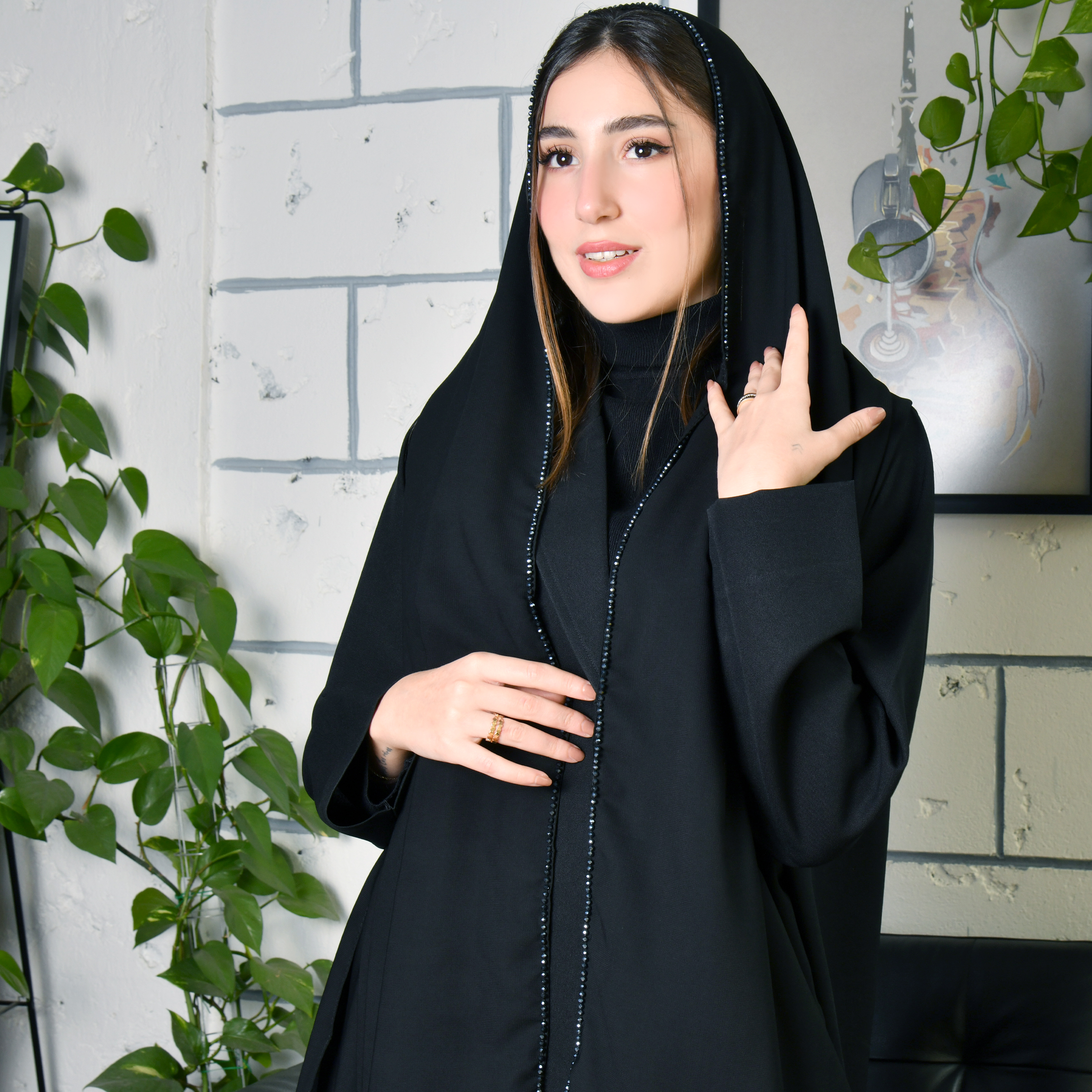  طرحة حرير سوداء بحافه مزينة بكريستال اسود  