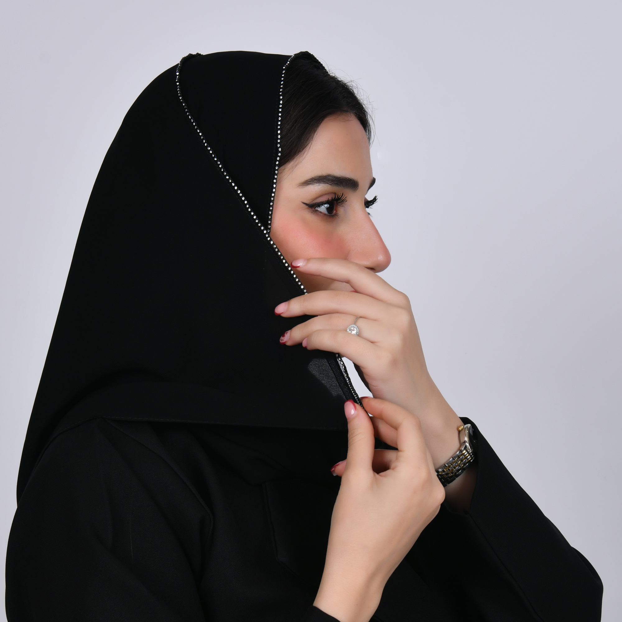  طرحه حرير سوداء مزينه بخط كرستال  ناعم على حواف الطرحه 