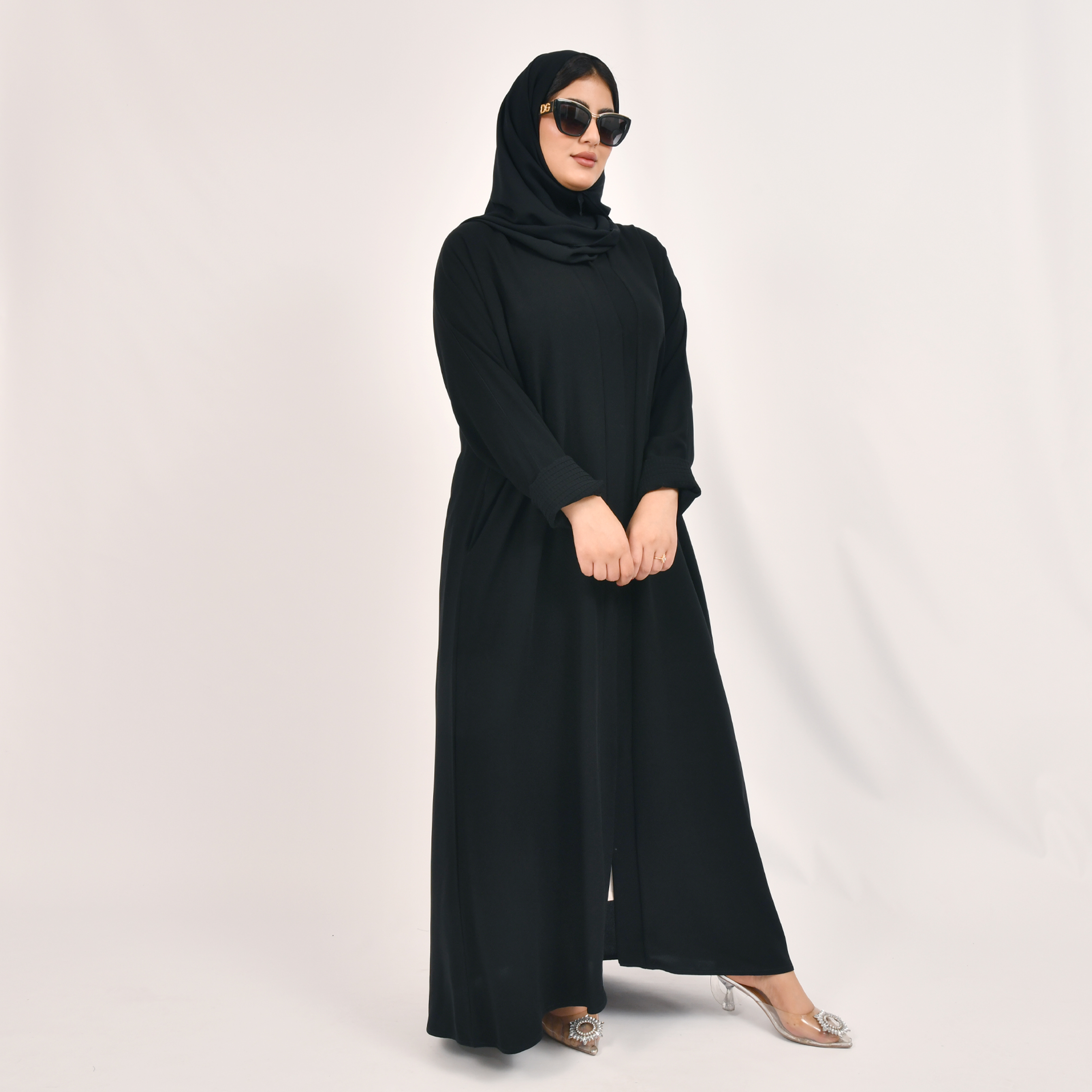  عباية نسائية مغلقة بطقطق مع جيوب و نقش على الأكمام الضيقة بطبقتين 
